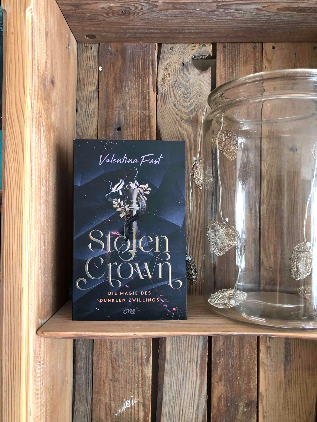 „Stolen Crown“ war von der ersten Seite an perfekt und konnte mich zu jeder Zeit gefangen nehmen. Für mich ein absolutes Highlight, das ich euch sehr empfehlen kann.