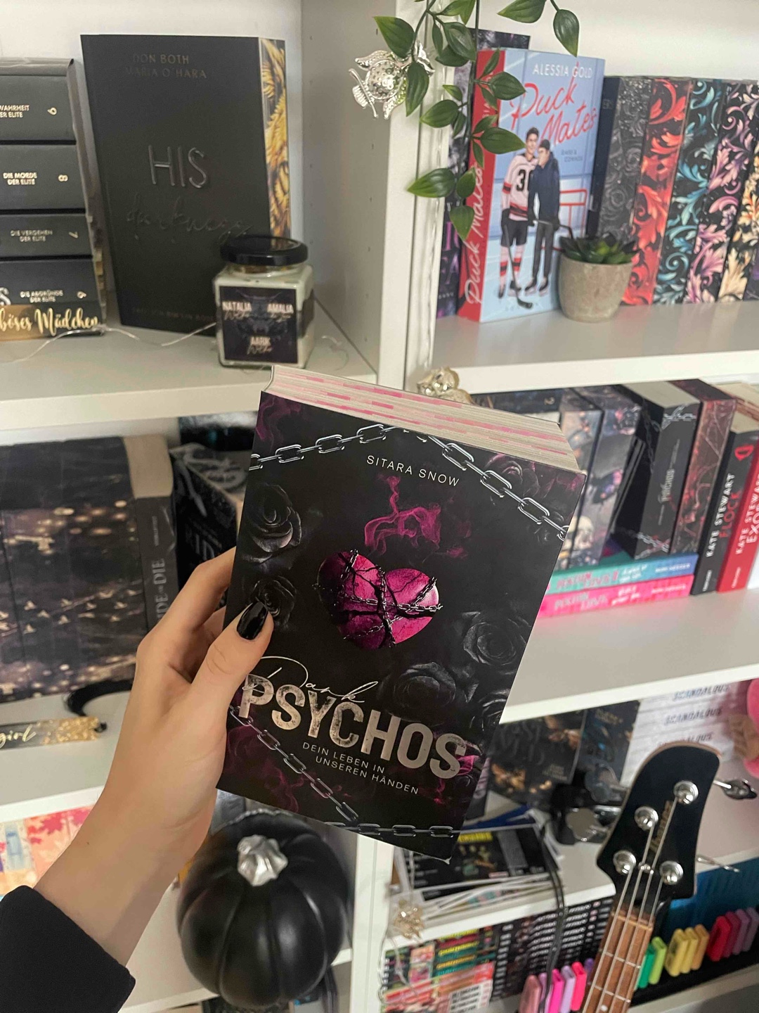 4,25 Sterne ✨ (glatte 4 erscheint mir einfach zu wenig, aber 4,5 zu viel 🥲😂)
Mal wieder ein Buch, das ich mit super viel Spaß gelesen habe und das mir vor allem viele Lacher und noch mehr Feuer geschenkt hat 🤭🩷🔥