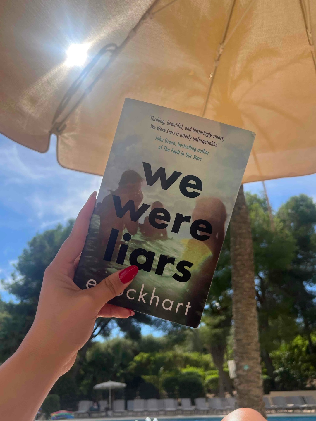 Zieht sich anfangs aber lohnt sich zu lesen! Krasser Plottwist und sehr tiefgründig.