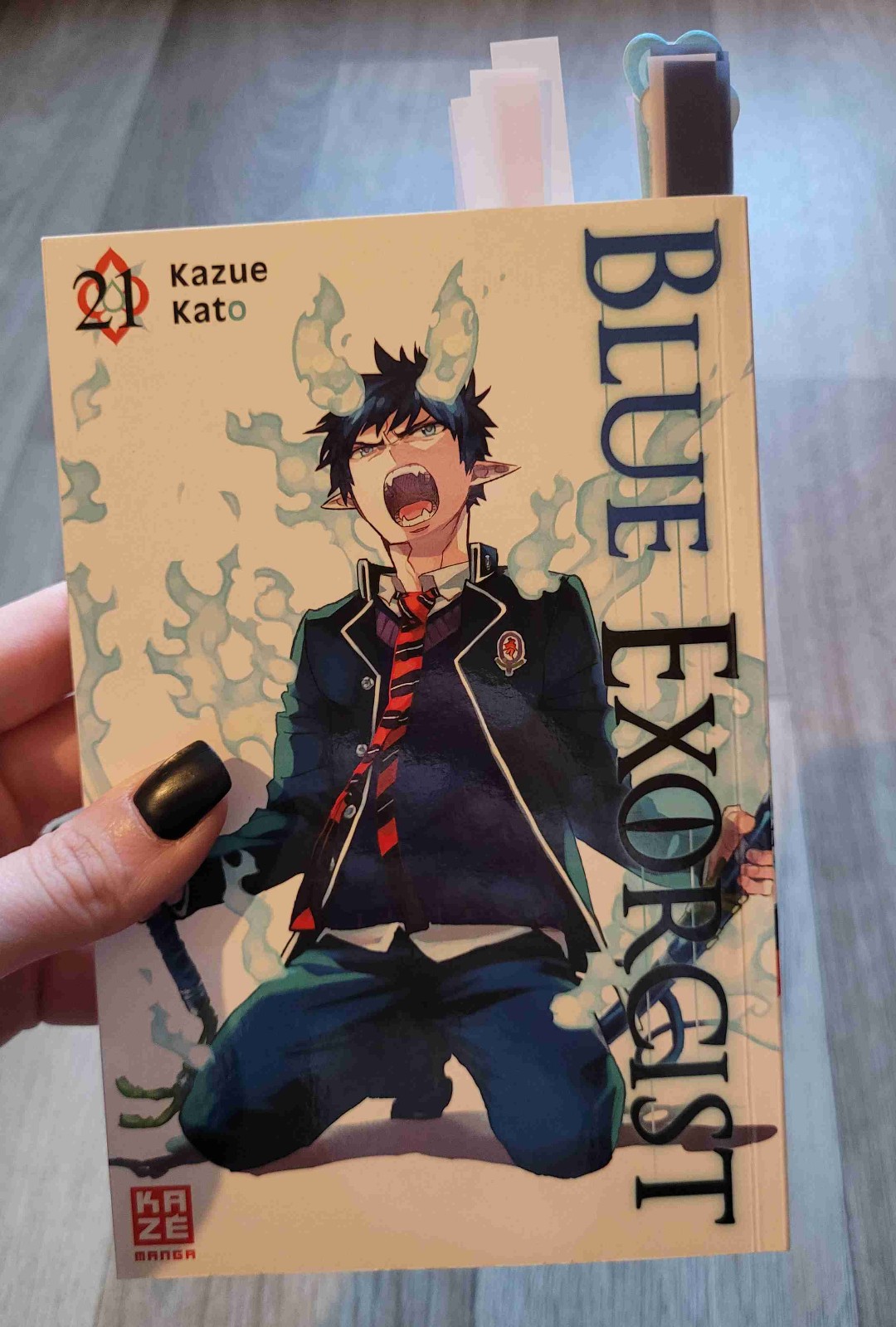 Ich liebe diese Reihe nach wie vor & kam kaum mit meinen Klebezetteln hinterher. ♡
Das Drama aus Band 20 spitzt sich immer weiter zu, sowie die allgemeine Geschichte. Ich bin unglaublich gespannt, wie es weitergehen wird, denn mein Re-read findet bald ein Ende und einiges werde auch ich dann zum allerersten Mal lesen.