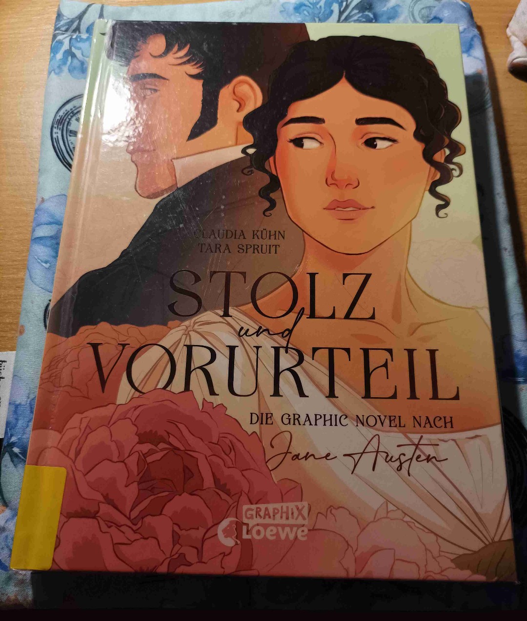 Die Graphic Novel von stolz und Vorurteil hat mir sehr gut gefallen. Empfehle es auf jeden Fall weiter. Da ja so gut wie jeder Stolz und Vorurteil kennt, brauche ich es auch nicht großartig zu rezensieren weder zu beschreiben. Ich fand die Graphic Novel großartig umgesetzt. Zumal ich mich schwer tue bei Graphic Novels in Sachen Rezension. Da finde ich Romane einfacher. 😅😊🤭