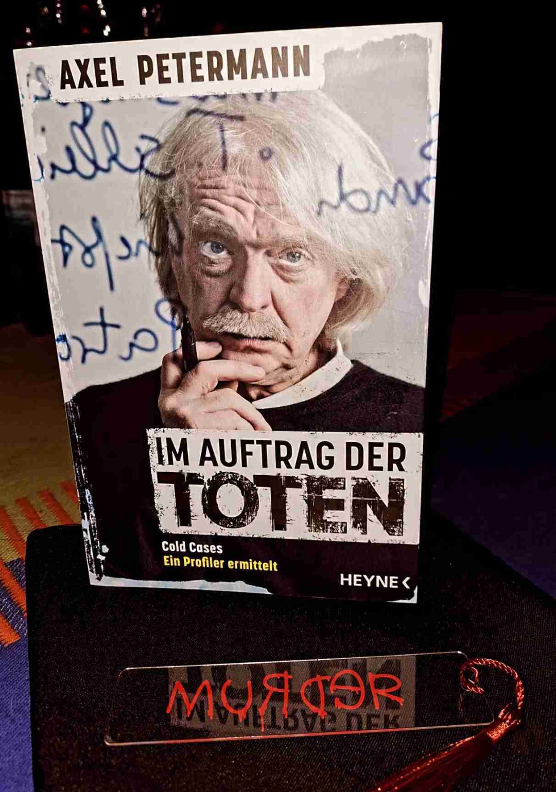 Axel Petermann ist mir aus diversen True-Crime-TV-Sendungen schon lange ein Begriff. Deswegen war ich auch hier sehr interessiert und wurde definitiv nicht enttäuscht.
Man ist bei seinen Cold-Case-Ermittlungen in 3 Fällen dabei und bekommt auch ein wenig von seinen ganz privaten Gedanken mit.
Entsetzt war ich über das wohl doch sehr fragwürdige Handeln beteiligter Stellen im Ursprungsfall. Das verursacht neben dem offensichtlichen Tatgeschehen Gänsehaut.
Trotz ein paar Längen war das sehr brisanter True-Crime-Stoff!