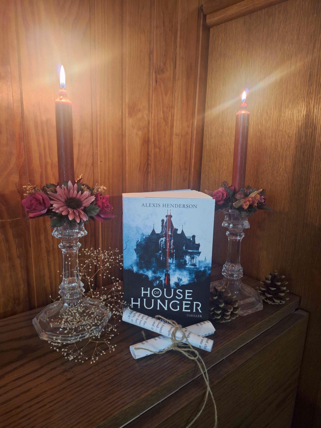 Nachdem ich "Das Jahr der Hexen" der Autorin gelesen und geliebt habe, hatte ich mich sehr auf dieses Buch gefreut, allerdings wurde ich etwas enttäuscht.
Die grundsätzliche Story mit den Blutmägden hat mir gefallen, jedoch hat meiner Meinung nach der Schreibstil der Autorin deutlich nachgelassen und das Konzept war hier nicht ganz ausgefeilt. Teils haben ein vulgärer Sprachgebrauch und kleine unerwartete spicy Szenen das Buch durchzogen.
Die düstere Atmosphäre und das viktorianische Setting haben mir wiederum gut gefallen. Anfangs fand ich es extrem schwer, in die Geschichte rein zu kommen und einen Zugang zu den Charakteren zu finden, was sich gegen Ende aber ein wenig gebessert hat. Ebenfalls gebessert hat sich der Spannungsbogen gegen Ende und die Handlung wurde sehr rasant.
Für mich war das Buch weder gut noch schlecht, aber ich habe definitiv mehr erwartet.