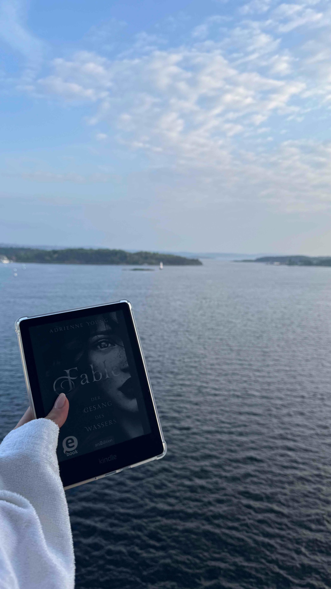 ich weiß nicht wieso, aber Fable hat mich genervt. Die Geschichte an sich hatte Potential, das meiner Meinung nach nicht richtig genutzt worden ist. Schade leider, aufgrund dessen werde ich auch nicht weiterlesen. 🌊⚓️