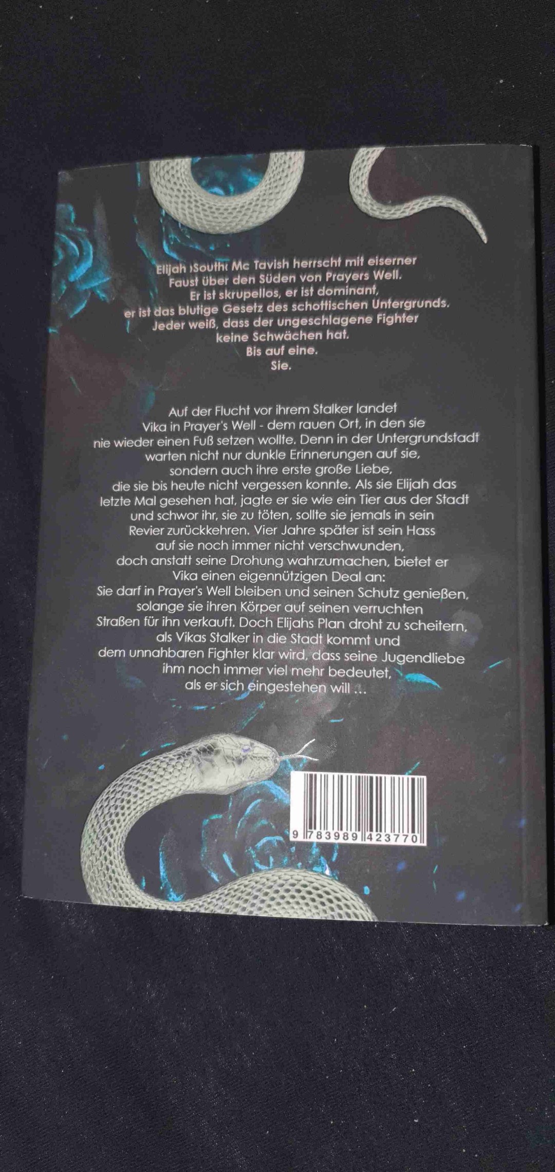 Schreibsstil war sehr gut beschrieben. Die Plotts und der Spannungsbogen wurden gut in die Geschichte umgesetzt. Habe bis zum Ende mit gefiebert und wenn ich gerade keine Zeit zum Lesen hatte, musste ich dennoch immer an die Geschichte denken. 