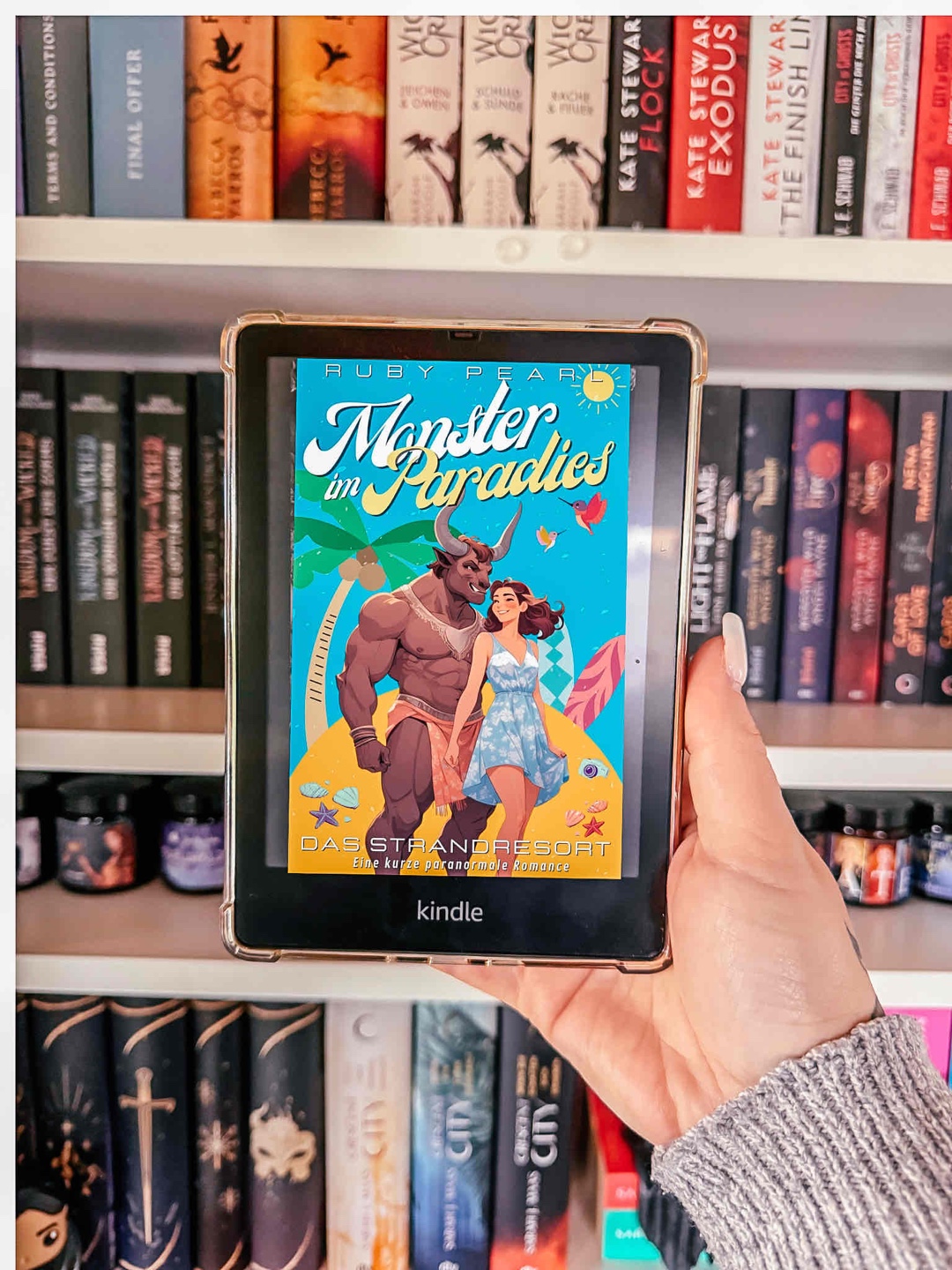 „Lisa will für ihren Reiseblog über die Monster-Insel Mythopia schreiben. Kann sie herausfinden, wo die erstaunlich lebensechten Kostüme gefertigt werden?“