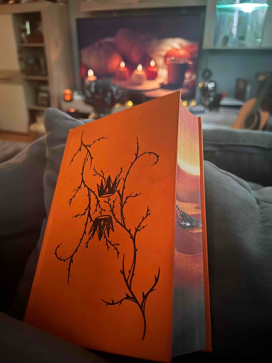 Was soll ich sagen. Ich liebe gute Hexengeschichte und das ist definitiv eine. Ein sehr kurzweiliges Buch. Durch die wechselnde Perspektive wird man wirklich Teil der Geschichte und fühlt sich in die Charaktere ein. Im letzte Drittel steigt die Spannung fast ins Unermessliche. Freu mich auf Teil 2.