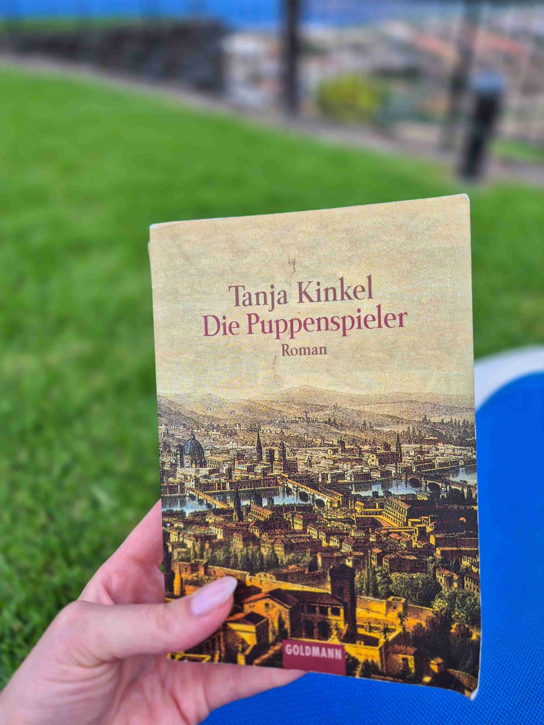„Die Puppenspieler“ ist ein brillanter Roman, der Geschichte lebendig werden lässt. Absolut empfehlenswert!