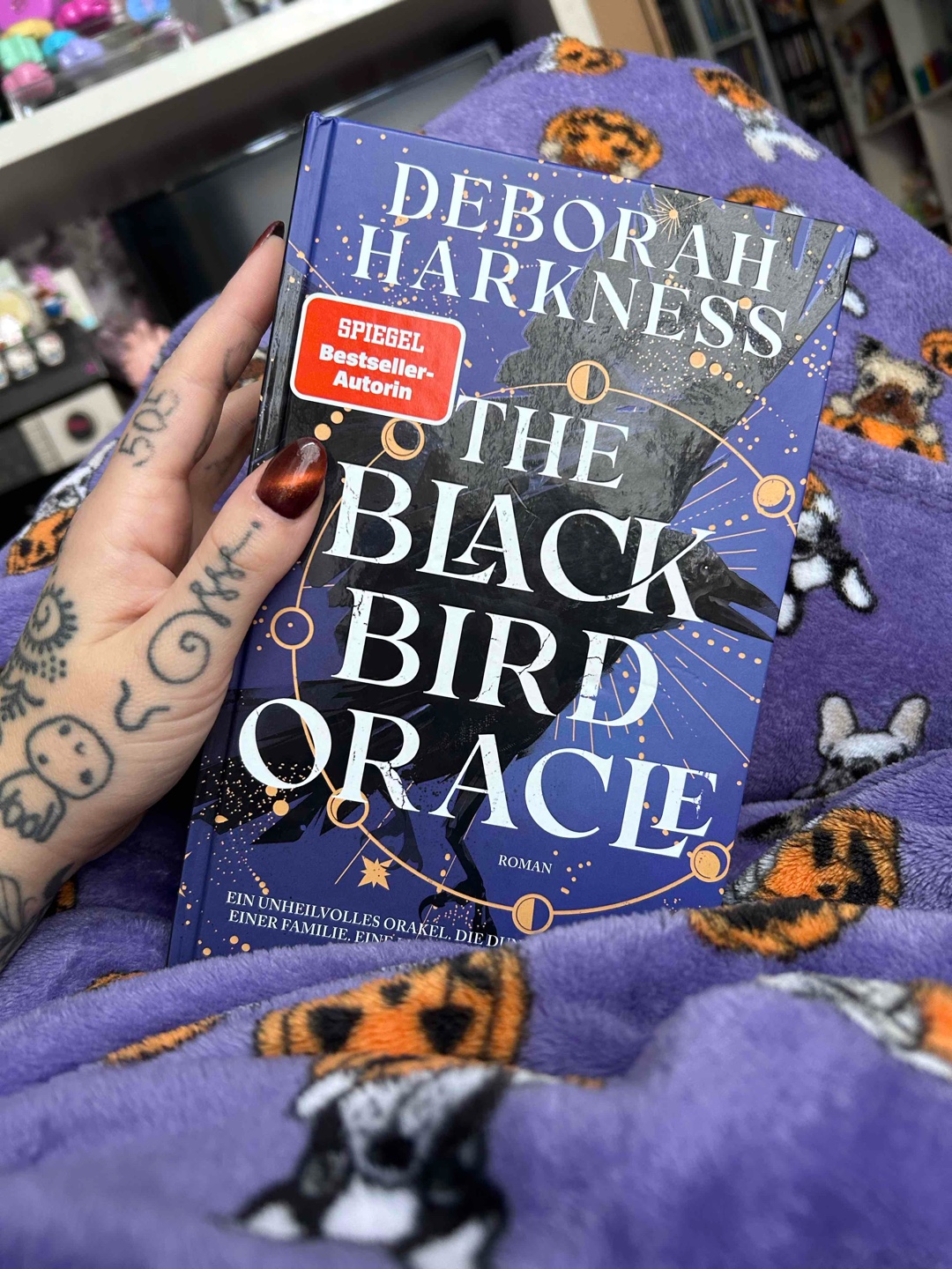 Ein schönes Buch für die Herbstzeit. 🍂
Wer alles rund um Hexen und Vampire mag, dürfte es gefallen. Mir schien es leider nur sehr langatmig, gerade am Ende, man hätte dieses Buch auch noch gut in 2 Teile aufteilen können. Es hat auch eine Zeit lang gedauert bis ich die Charaktere/Namen alle einordnen konnte, aber ich glaube das liegt eher auch an meiner Schwäche fürs Namen merken. 😅