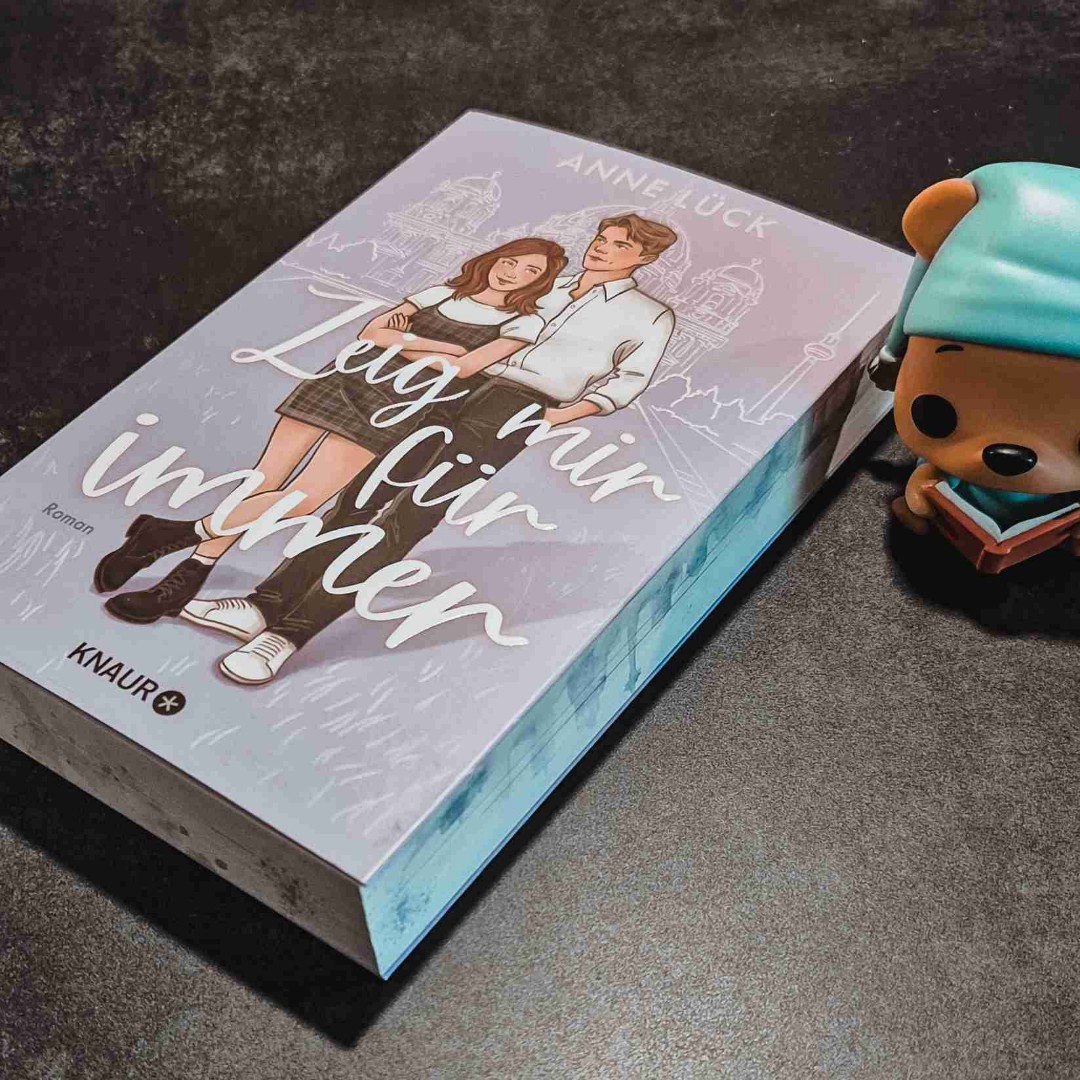♡Zeig mir für immer♡
☆☆☆☆☆
Das ist doch bitte nicht alles gewesen, ich finde es schreit förmlich nach Band Nummer 3.
Ich hab Emilia schon in Band 1 total gemocht und fand es super dass sie die Bühne in diesem Buch bekommen hat. Genauso gut fand ich das Autismus Thema gewesen ist, auch wenn es nicht direkt geschrieben wurde, hab ich es als Autistin sehr schnell raus gelesen. Ich hoffe wirklich das es vielleicht bald im Sankt Alex weiter geht, mit dieser tollen Clique 🥰