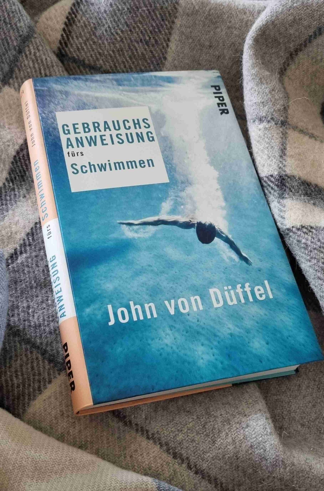 Ein wirklich wunderbar fast schon poetisch geschriebenes Werk über das Schwimmen. Für Schwimmbegeisterte auf jeden Fall zu empfeheln.