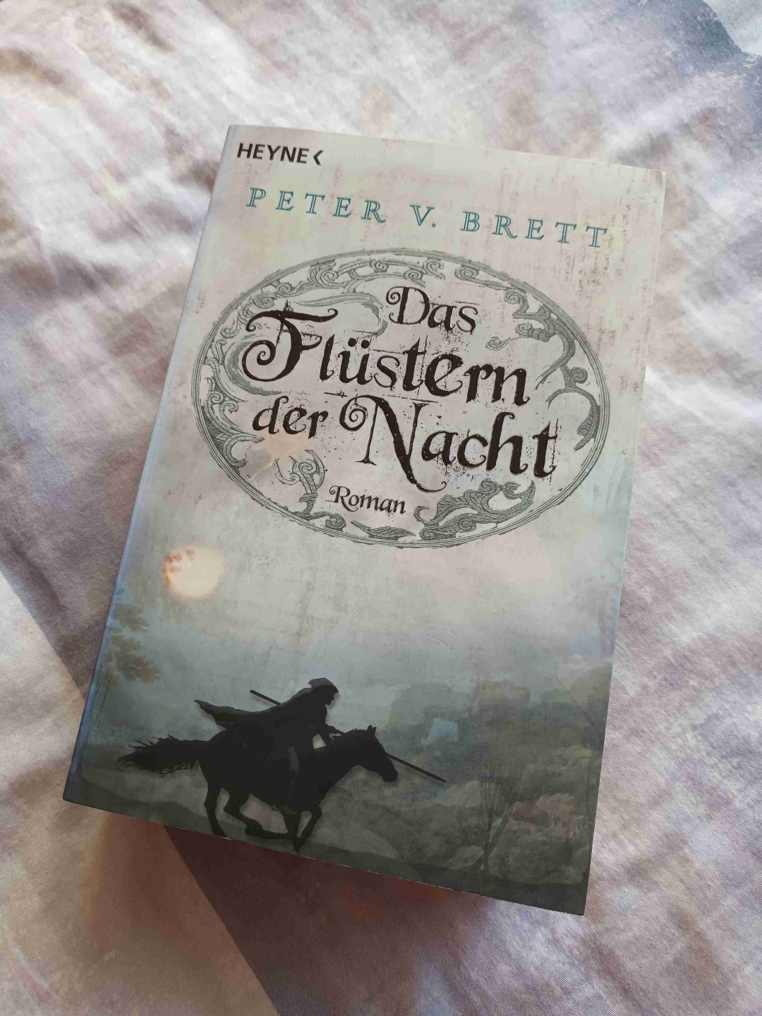 Super spannende Fortsetzung der Reihe mit tollen und v.a. sehr umfangreichen Worldbuilding. Man wechselt zwischen 8 Perpektiven, was sehr gut umgesetzt wurde und auch nicht zu verwirrend ist. Die Charaktere haben sich gut weiterentwickelt. Stellenweise fand ich es ein bisschen langatmig. Bin auf Band 3 gespannt und wie die Geschichte um Arlen weitergeht 😀