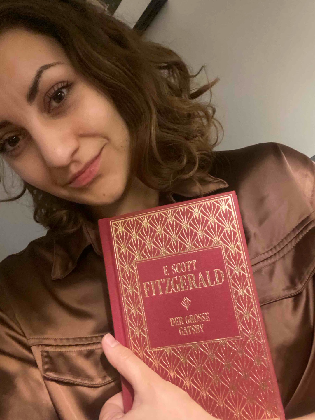Ich liebe dieses Buch! Diese geniale Idee die Geschichte von Gatsby aus der Ich-Perspektive eines Mannes zu schreiben, über den ich als Leserin in Grunde nichts weiß. Die tiefschürfende Liebe von Gatsby und in welchen Worten sie beschrieben ist… Ich habe mich verloren in diesem Buch. Auf eine gute Art und Weise. Und es hat so Spaß gemacht diese Schmuckausgabe in die Hand zu nehmen! So machen Klassiker Spaß!