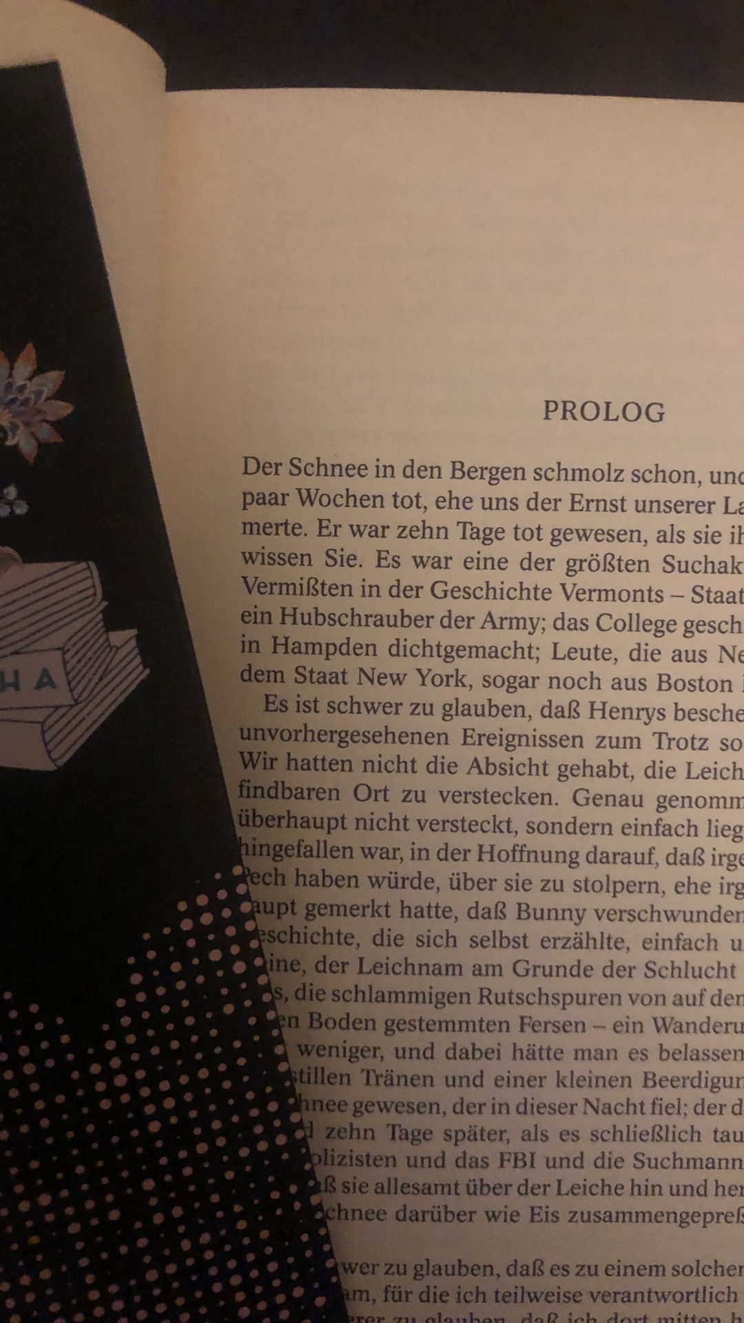 Donna Tartt hat mit „Die geheime Geschichte“ eine tiefgründige, psychologisch scharfsinnige und unheimlich fesselnde Erzählung geschaffen. Für mich ist es ein Buch, das man nicht einfach liest, sondern erlebt.