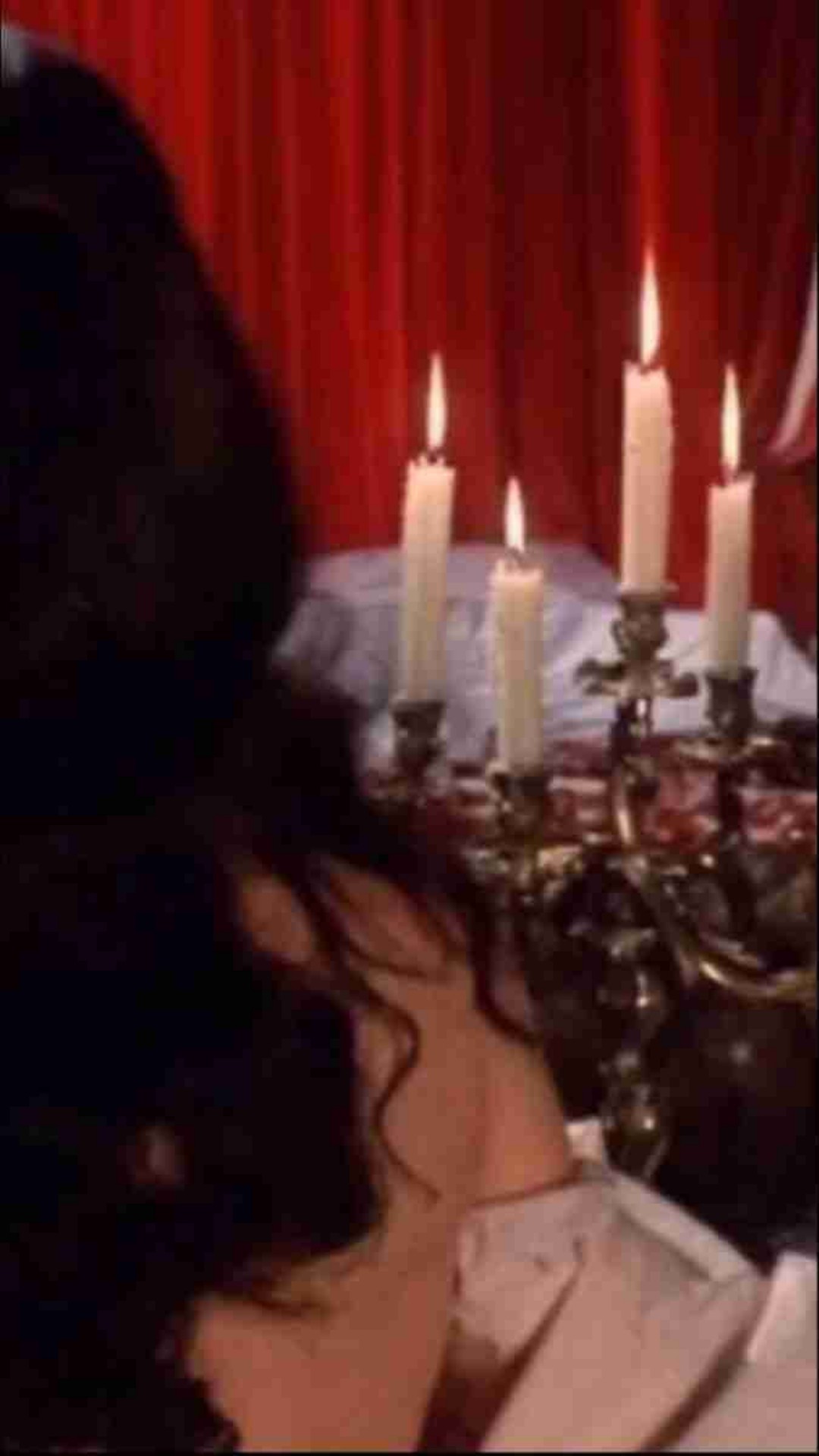 Ach ja, es ist das bessere Twilight. Es hat starke Protagonisten, eine einfach zu verfolgende Handlung und respekteinflößende Antagonisten.
Dazu noch einiges an 🌶❤️‍🔥🌶 und starken Gefühlen.
Diese Reihe werde ich definitiv verfolgen.