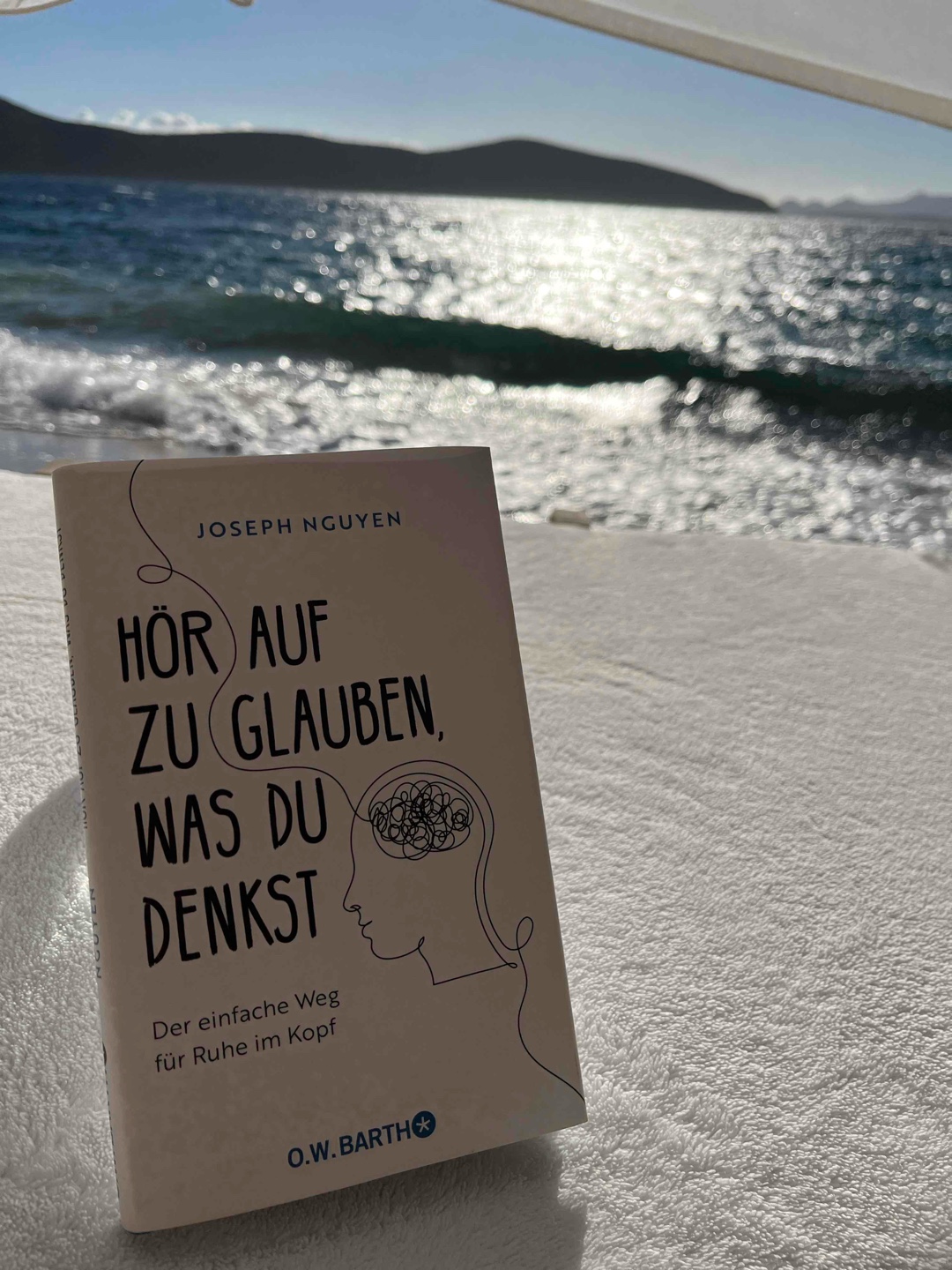 Zufällig entdecktes Buch und für gut befunden. Man muss etwas reinkommen, wenn man sich aber auf den Inhalt einlässt, zeigen sich einige neue Wege auf, die einem das Nicht-Denken erleichtern.