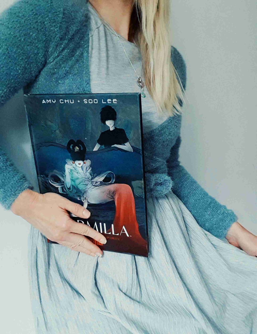 Mir hat es ausgesprochen gut gefallen. Wie gebannt habe ich fasziniert Seite für Seite umgeblättert. Die Story an sich war nicht ganz neu und wer Carmilla ist, war natürlich von Anfang an klar. Aber genau deshalb habe ich mich so unterhalten gefühlt. Denn ich habe nur darauf gewartet, dass es die Protagonistin ebenfalls durchschaut.