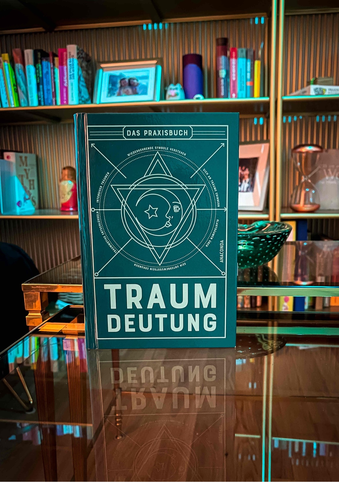 Es war spannend, mehr über die verschiedenen Traumarten und die Deutung der eigenen Träume zu erfahren. Sich mit seinen Träumen auseinanderzusetzen, kann sicher hilfreich sein und das Buch bietet einige gut umsetzbare Anleitungen. Allerdings wurde ich bei dem Kapitel, in dem es darum geht, Krankheiten durch Träume zu heilen, etwas skeptisch. 💤