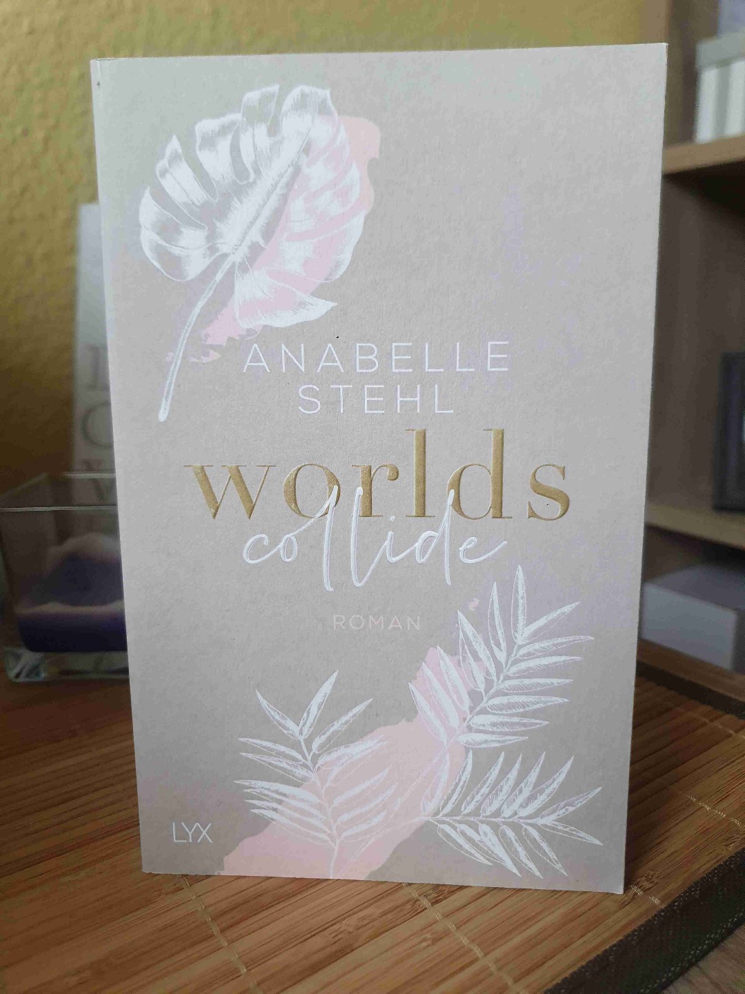 "Ein Zuhause ist mehr als nur ein Dach über dem Kopf" und genau so geht es mir mit Büchern von Anabelle Stehl. Ich liebe ihren Schreibstil, der vermittelt mir sofort das Gefühl nach Hause gekommen zu sein und mit dem Londonsetting auch einen Cozyvibe. Ich liebe es, wie sie es hinbekommt einfache Alltagssituationen witzig und dennoch romantisch zu machen. Ein klitzekleines mehr Spice fänd ich super, aber alles Andere ist für mich genau richtig! ☺️❤️🙏