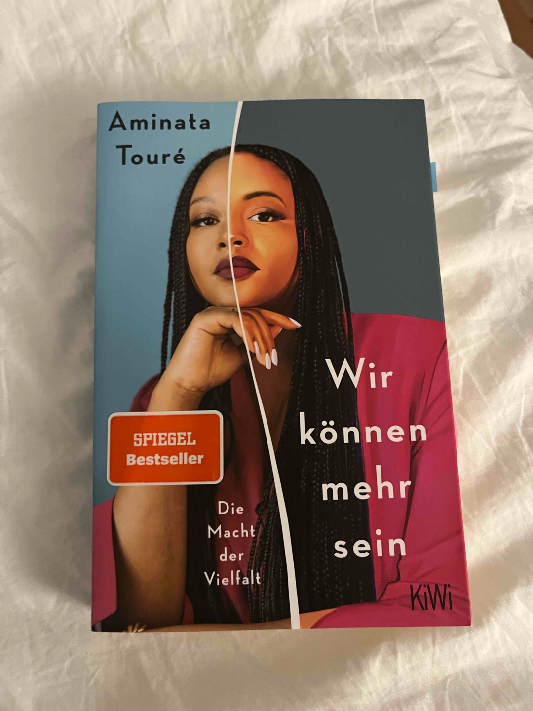 Aminata Tourés Eltern flohen kurz vor ihrer Geburt aus Mali und sie wächst zunächst in einer Flüchtlingsunterkunft in Neumünster auf. Später tritt sie den Grünen bei uns schafft es bis in den Landtag. Dieses Buch berichtet von ihrem Werdegang und dem Leben als Schwarze Frau in Deutschland.
