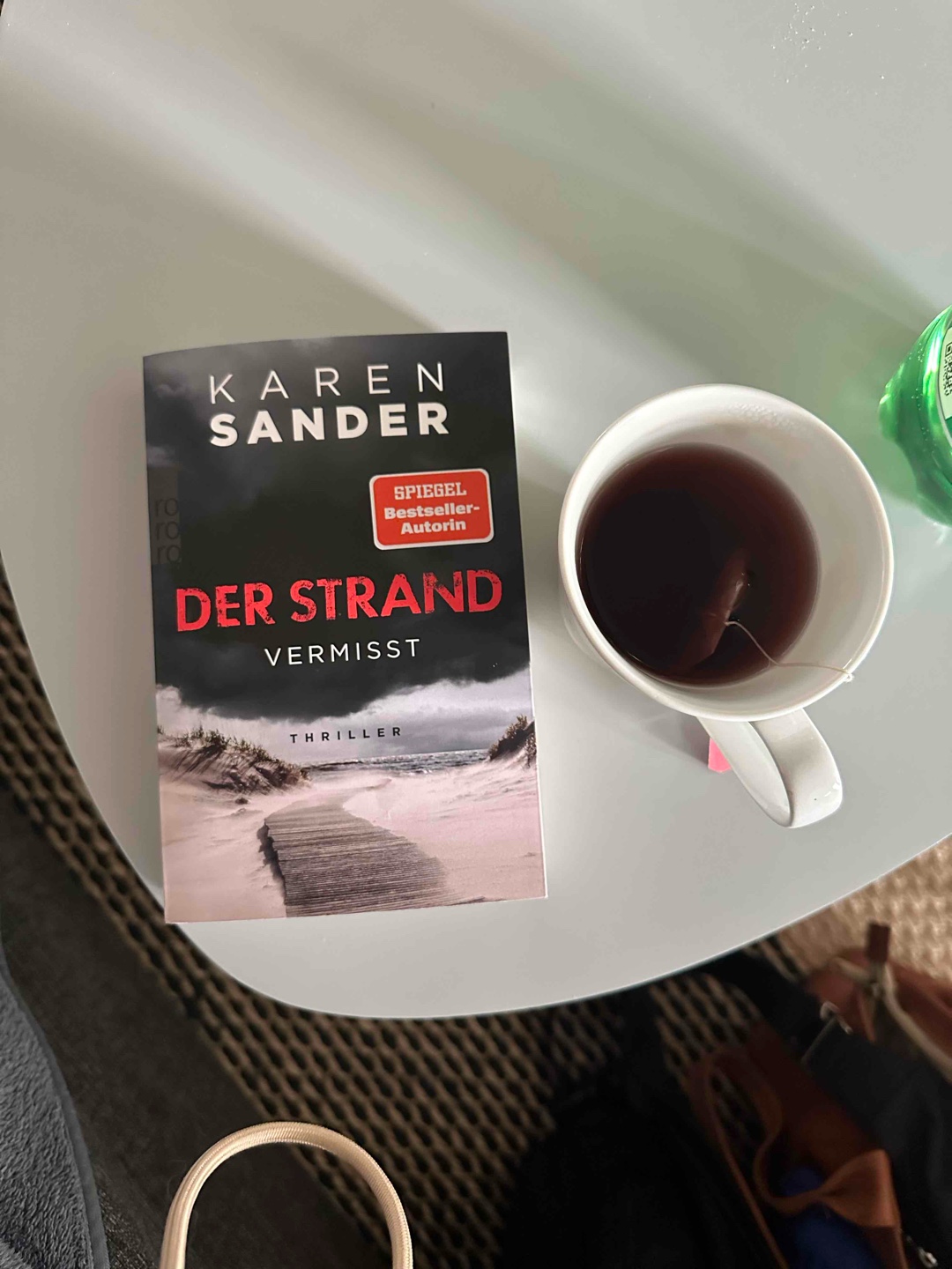 Ein Fall, der sich über mehrere Bücher zieht… Anfangs bin ich schwer reingekommen, am Ende mit dem unverhofften Cliffhanger dann aber durch das Buch „gerast“… 