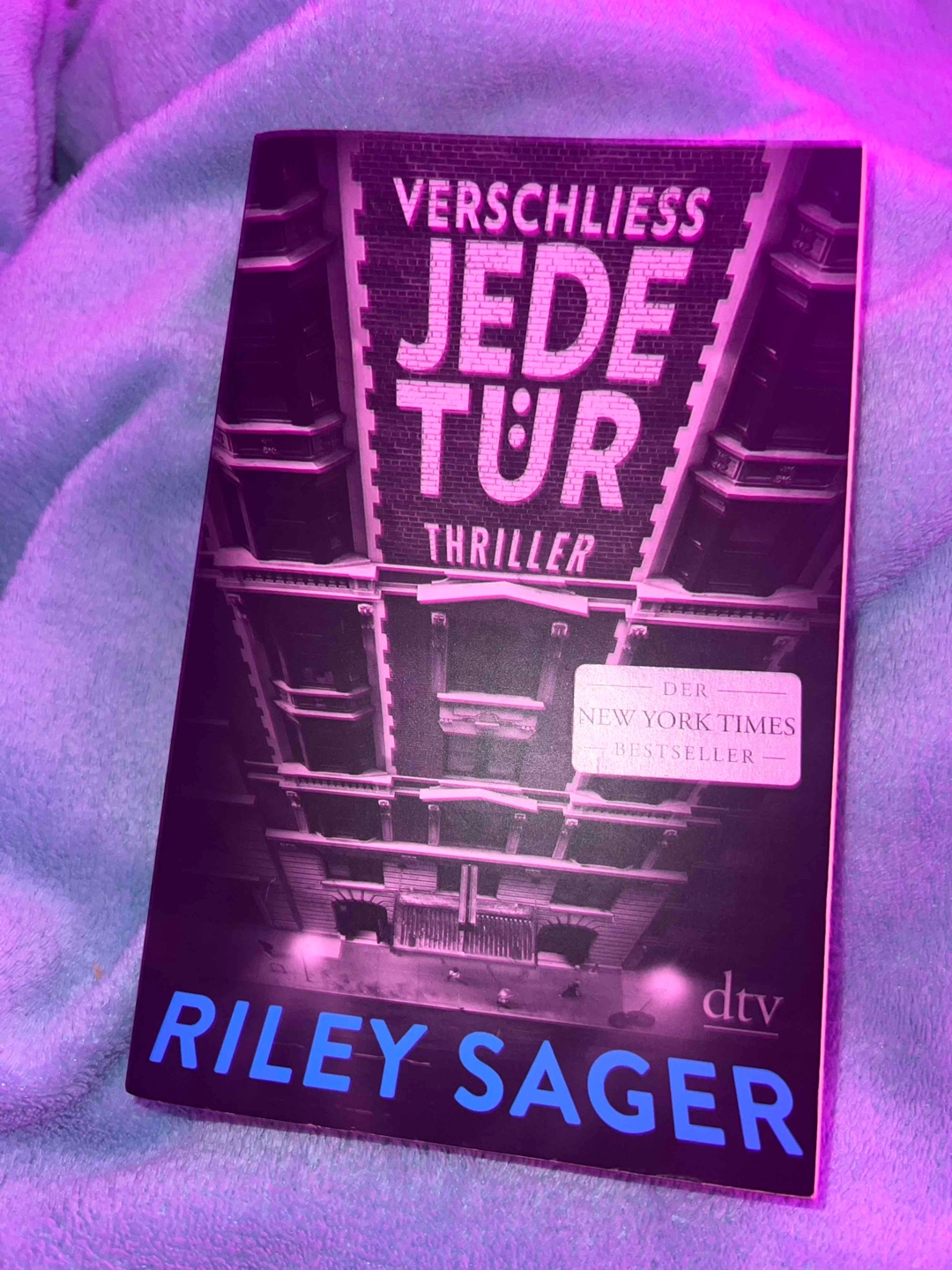 Wow. Ich bin wirklich baff. Für meinen Geschmack ein sehr guter Thriller! Konnte das Buch kaum aus der Hand legen. Es war gut geschrieben, schnell zu lesen und bis zum Ende durchweg spannend! 🚪💸🪦