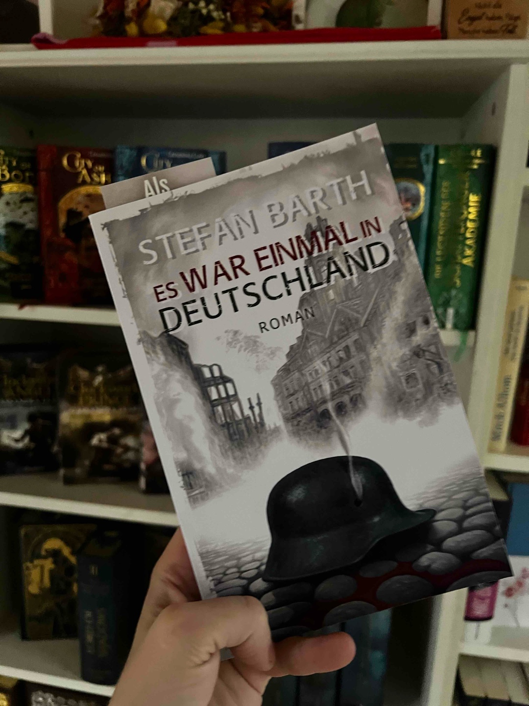Ich bin immer noch ein wenig sprachlos - dieses Buch hat alles, was wir - Menschen - niemals vergessen dürfen: Angst, Hoffnung, Leben, Tod, Verzweiflung. Keine Geschichte, bei der ich leichtfertig schreiben kann, ich liebe sie - es erscheint mir im Kontext dessen, dass das Buch in den letzten Tagen eines Krieges spielt, einfach falsch. Aber die Geschichte hat mir berührt, sehr sogar - ich habe geweint, sehr viel sogar. Am meisten darüber, was Menschen einander antun - für Lügen, verdrehte Wahrheiten, aus falschen oder richtigen Überzeugungen, für Geld, für Hoffnung, Angst und Schrecken oder einfach „nur“ aus dem Impuls heraus, leben und überleben zu wollen.
Nie wieder ist jetzt. Ich denke, dies trifft es am besten. Chapeau für das gewählte Thema und die wirklich grandiose (realitätsnahe) Umsetzung.
