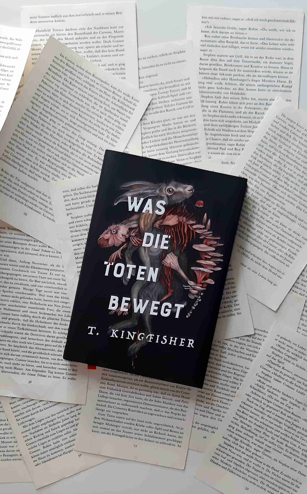 Sehr gut geschriebene Horrorgeschichte, die sich trotz der wenigen Seiten sehr lang anfühlt (auf eine gute Art). Der recht schnell abgefrühstückte Schluss hätte dann aber doch noch ein paar Seiten mehr vertragen können.