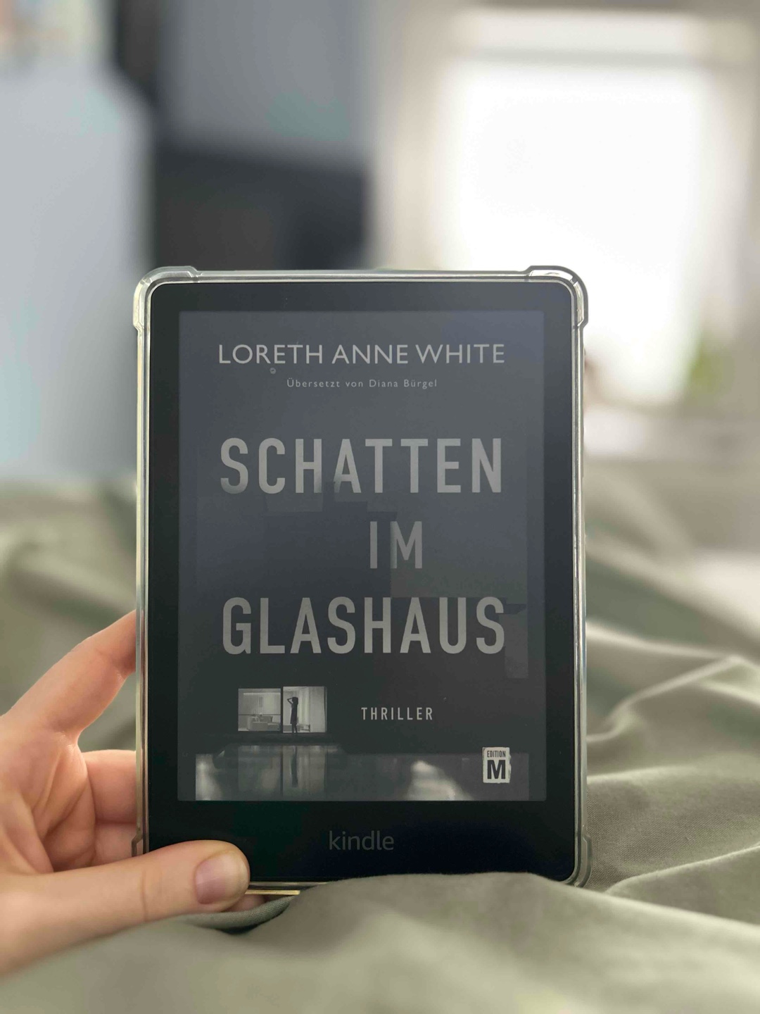 KU-Entdeckung. Leider nicht so super überzeugend. Der erste Plot kam leider super spät, hat es mal kurz spannend gemacht. Auch die vielen Kapitel am Anfang von unterschiedlichen Personen haben mich sehr verwirrt. Das „Geheimnis“ was Kit entdeckt ist für mich leider auch irgendwie so eine 08/15 Sache. Hab beim Lesen leider nicht das Gefühl gehabt, das es sich lohnt, dann aber doch durchgezogen.