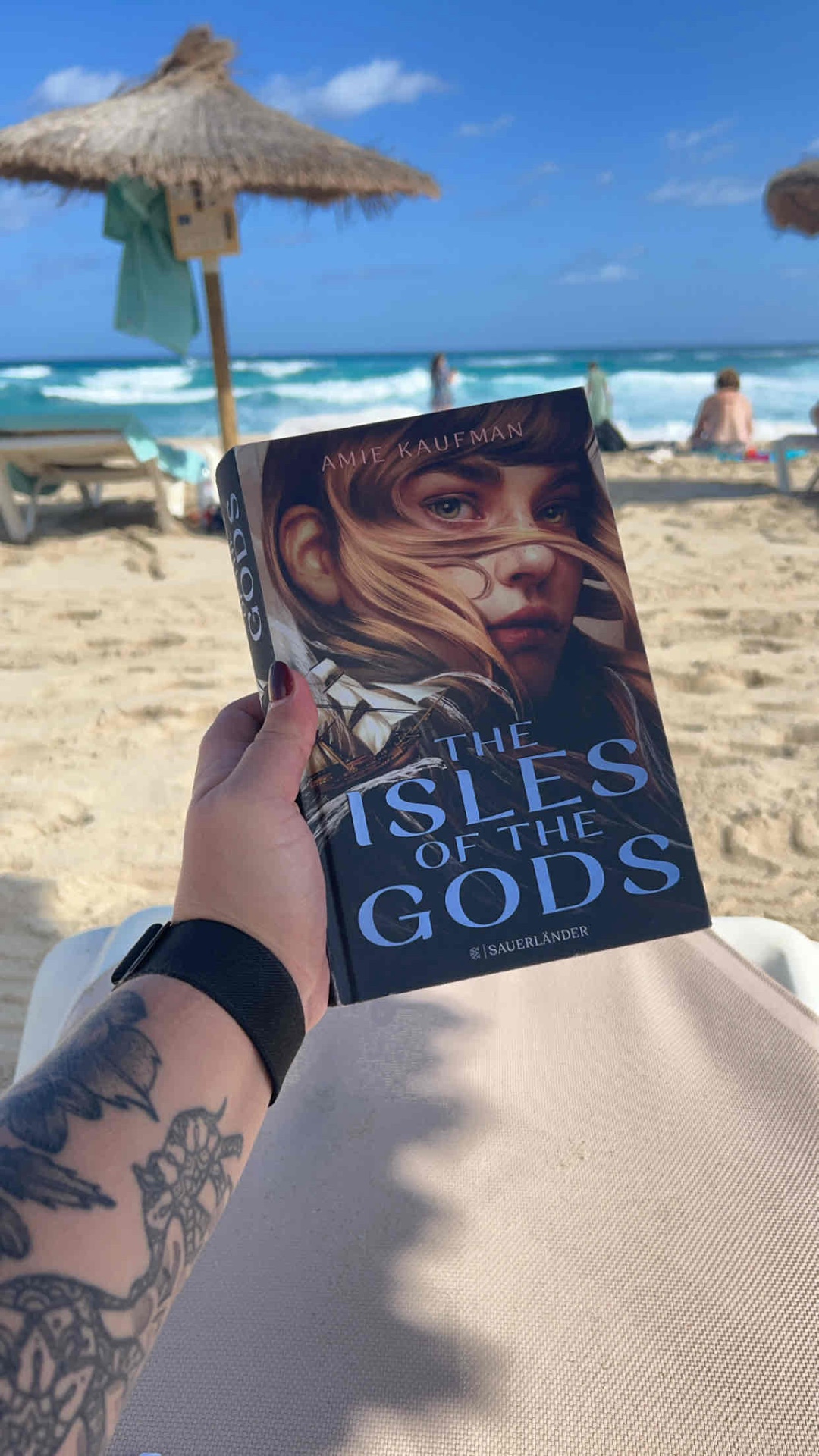 Götter, Magie und Abenteuer auf hoher See - Das alles gibt es bei "The Isles of the Gods"
Was soll ich sagen? Ich hab es geliebt und es gehört definitiv zu meinen Jahrehighlights!