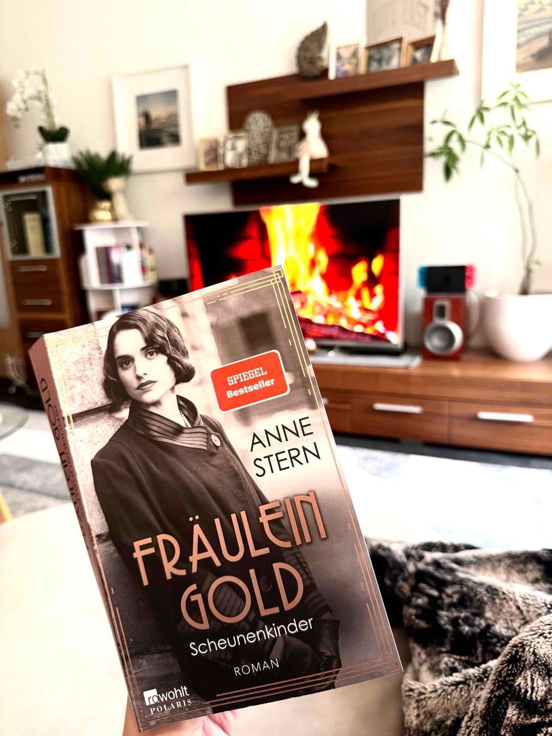 Eine ganz wundervolle, sensible Geschichte darüber, wie uns Hoffnung auch durch die finsteren Zeiten hilft. 