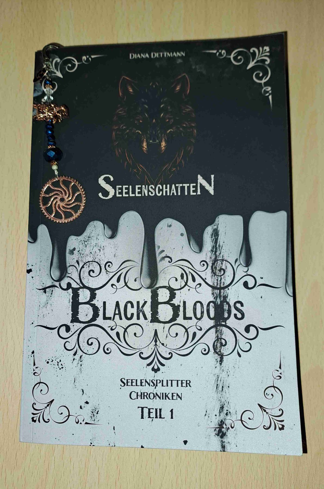 Ich war schon vom Äußeren wirklich sehr eingenommen. Ob Cover, der dreiseitig-farbige Schnitt oder die Lithos vor jedem Kapitel, das atmet alles Dark Fantasy!
Klar wird auch hier das Rad nicht neu erfunden. Aber die Bittersweet-dunkle-(vermeintlich) Gut-gegen-Böse-Story ist richtig toll geschrieben. Mich hat sie mitgerissen und für mich ist klar, sobald der nächste Teil kommt, ich bin wieder mit dabei!