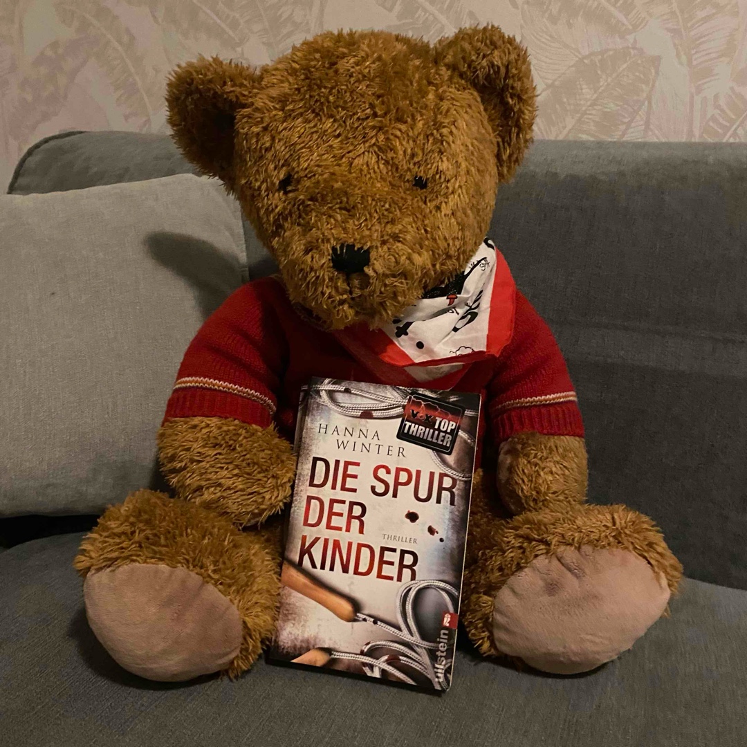 Wenn man Kinder hat ist dieses Buch wahrscheinlich noch schwerer zu ertragen, als sowieso schon.
Wäre es ein Film gewesen, hätte ich längst umgeschaltet auf einen Kinderfilm. 🫣