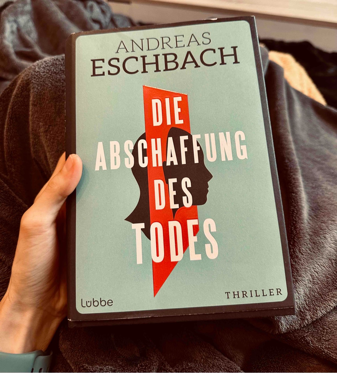 Wow! 🤩
Drei Unternehmer aus dem Silicon Valley wollen den Tod abschaffen. Um das Projekt zu finanzieren, sammeln sie Milliarden von Investoren ein, versuchen aber gleichzeitig einen Schriftsteller zum Schweigen zu bringen - warum?! Die Antwort ist eine Mischung aus actionreichem Thriller, neurowissenschaftlichem Lehrbuch und Roman, die mich komplett gefesselt und nicht mehr losgelassen hat. 🧠
650 Seiten sind nur so an mir vorbeigeflogen und es hätte noch gerne mehr sein dürfen. 
5/5 ⭐️