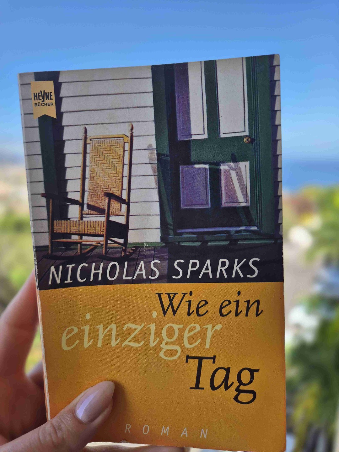 🧡"Wie ein einziger Tag" ist eine herzerwärmende und tiefgründige Lektüre, die mich noch lange nach dem Lesen beschäftigt hat.