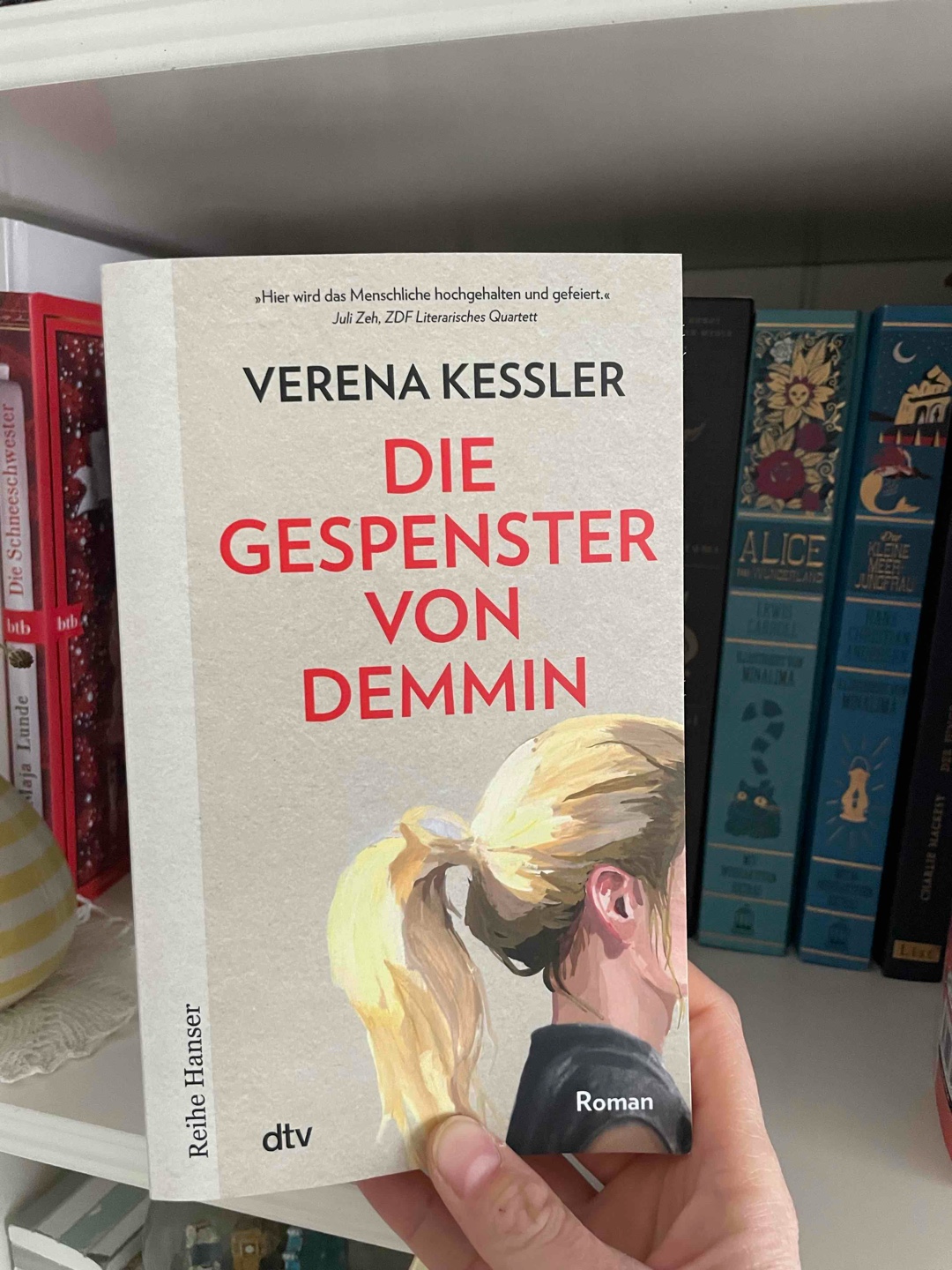 Eine gute Mischung aus bedrückender Geschichte und dem Leben einer jungen, lebenshungrigen Teenagerin.
