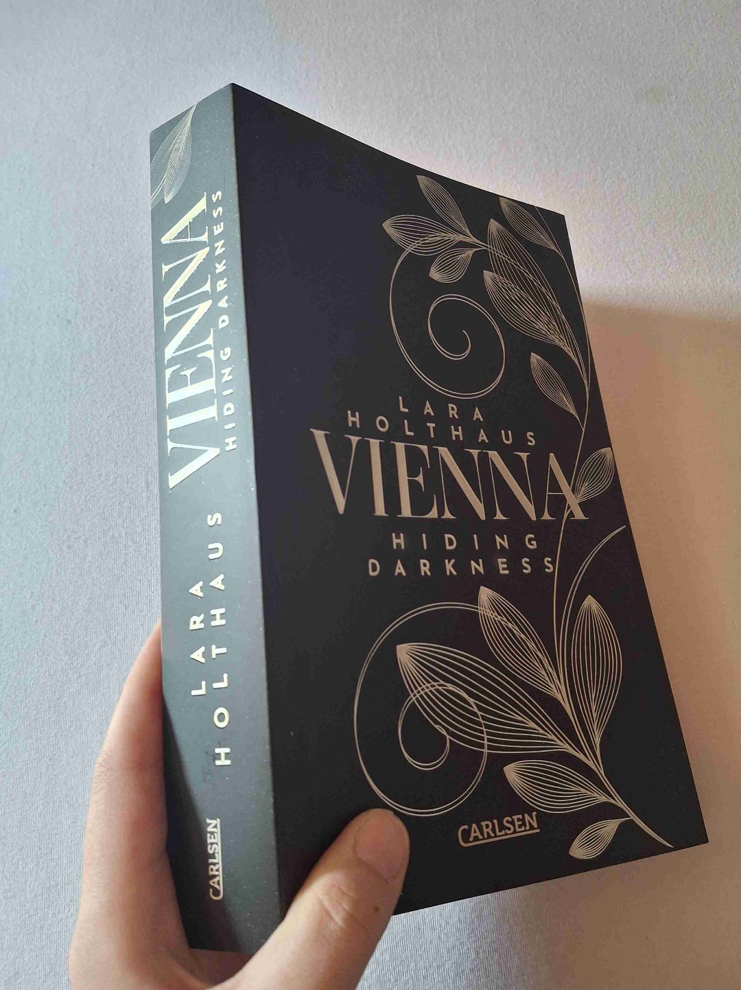 Ich habe eine neue Lieblingsreihe gefunden. 🥰 Vienna Blinding Lights hat mir schon so gut gefallen und nach dem Cliffhanger konnte ich nicht mehr warten. Das 2. Buch war ein wenig schwacher aber immer noch mega. Ich war an machen Stellen sprachlos und musste erst einmal darauf klar kommen. Eine sehr große Empfehlung. 🫶