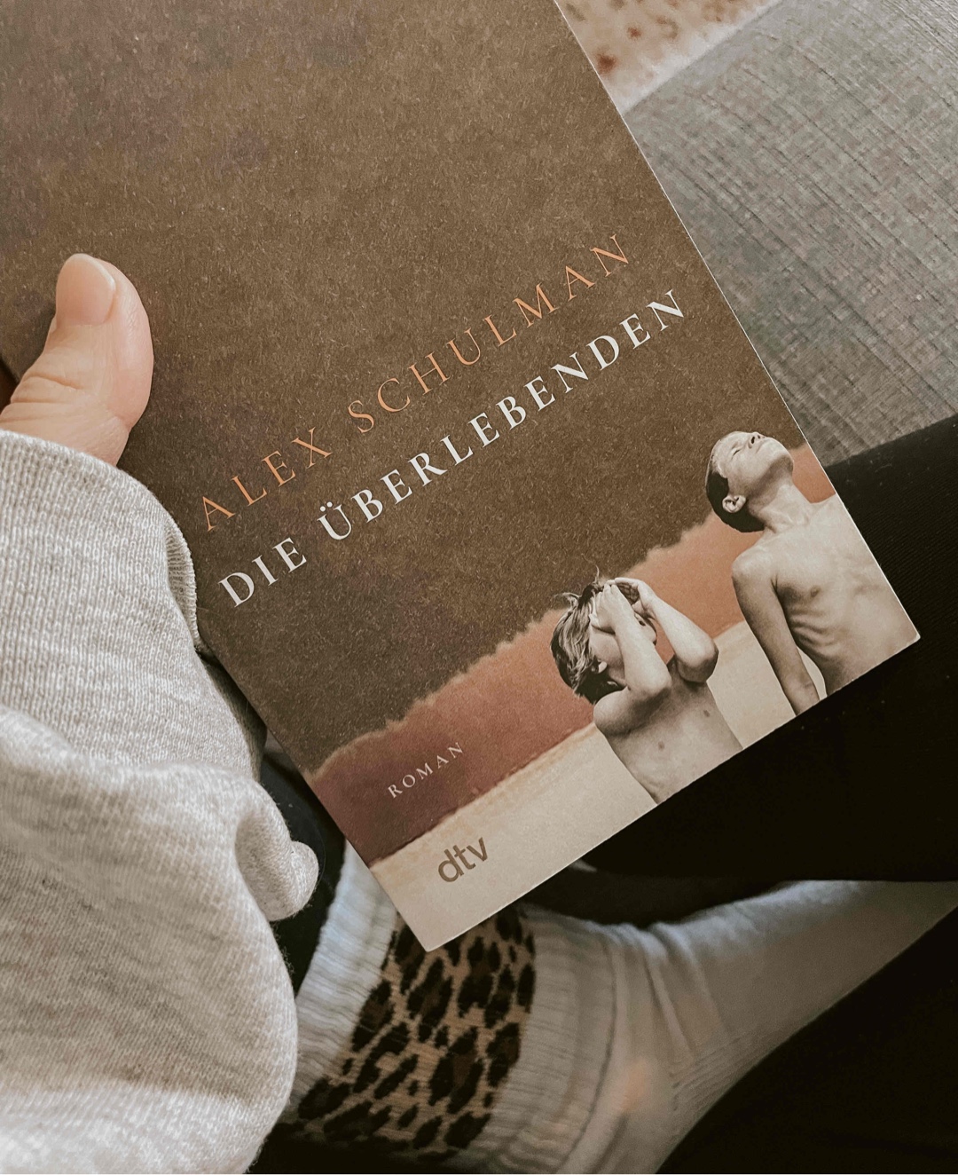 Das Buch hat mich direkt in seinen Bann gezogen. Der Schreibstil des Autors ist toll und der Aufbau interessant! Eine traurige Geschichte mit einer Wendung, mit der ich nicht gerechnet hätte.