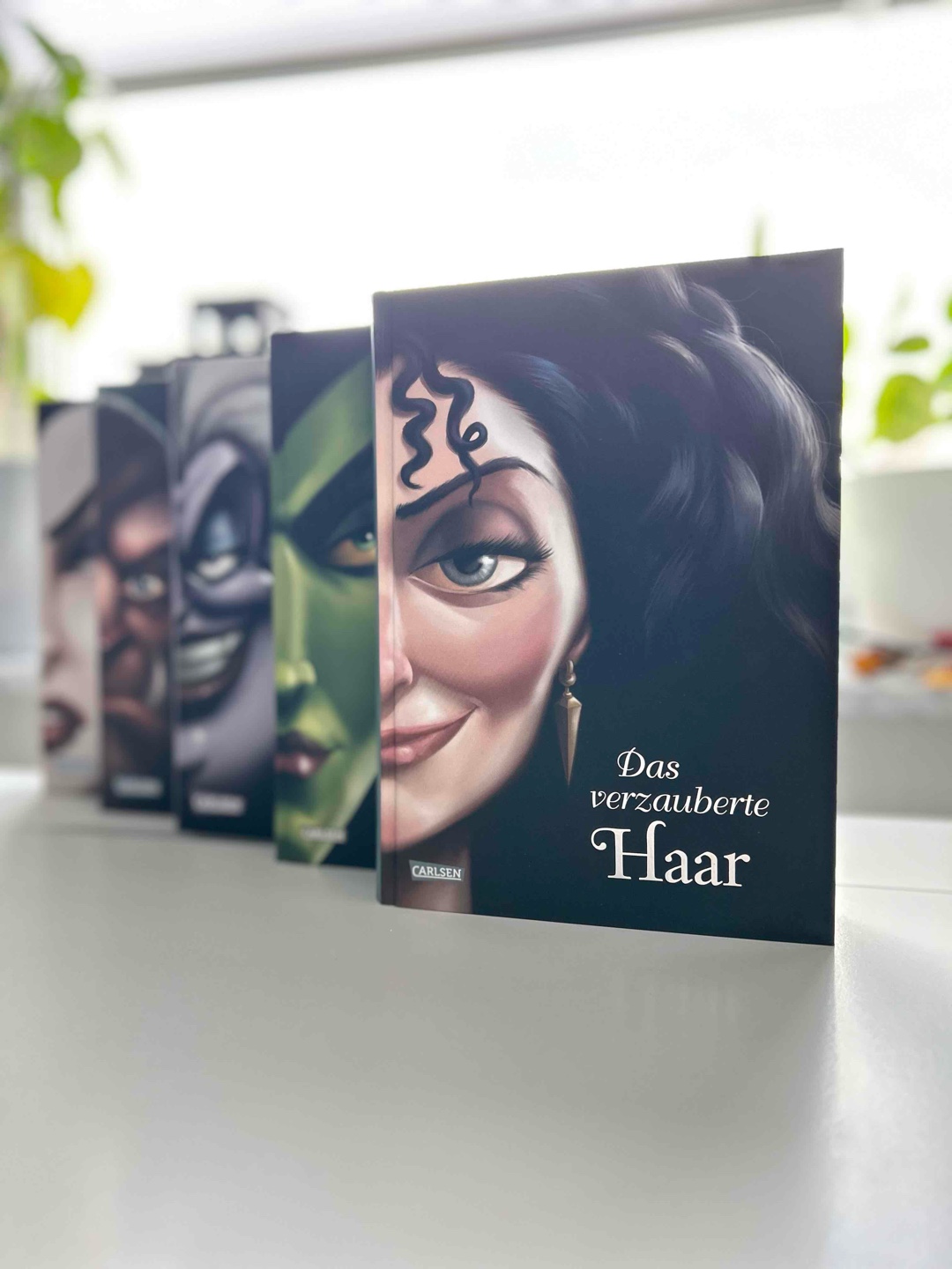 Ich liebe die Bücher, da man sich einfach wunderbar in die Geschichte reinträumen kann sich seine eigene Welt aufbaut während dem Lesen 😍🧚🧙♀️
Der Teil hat mir sehr gut gefallen und hatte auch viele Film-Momente aus Rapunzel dabei/ wiedergespiegelt!