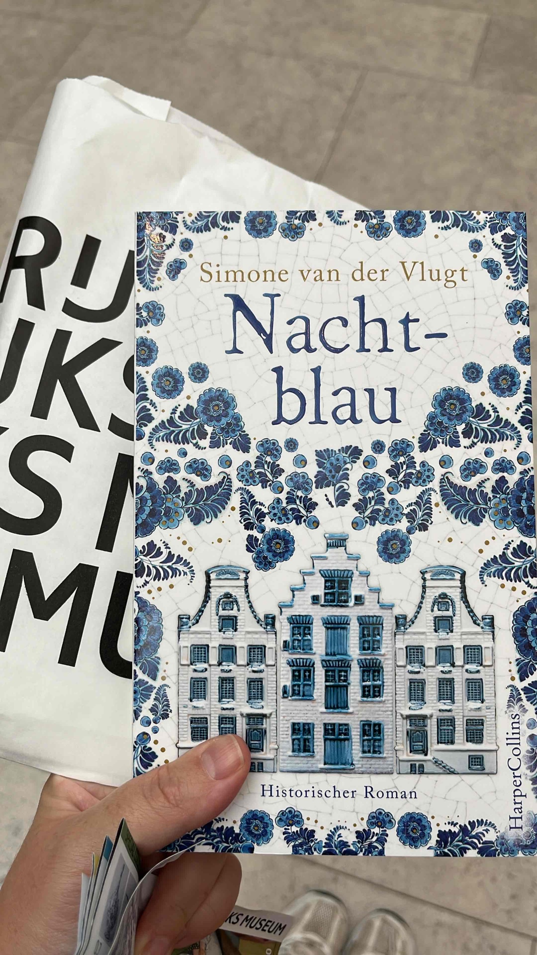 Unterhaltsamer, historischer Roman über das „Delfter Blau“ mit starker, weiblicher Hauptfigur.
