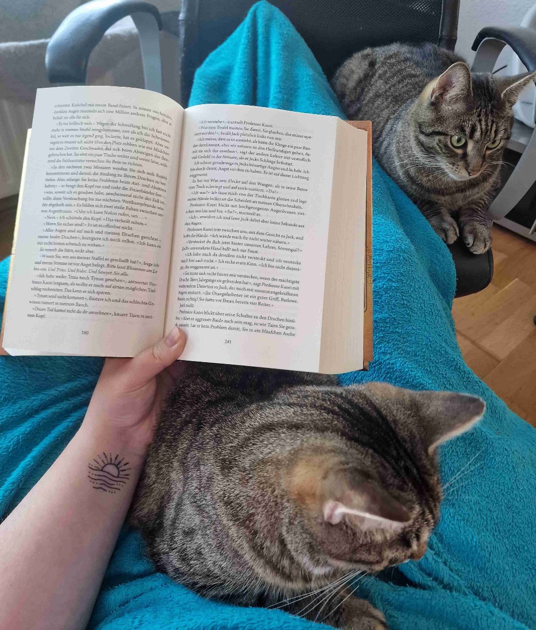 Ich war am Anfang eher skeptisch da ich dachte Fantasybücher mit Drachen wären nicht meins..aber es war so unglaublich gut!Ich habe es so schnell gelesen und es zählt zu meinen absoluten Lieblingsbüchern!😍