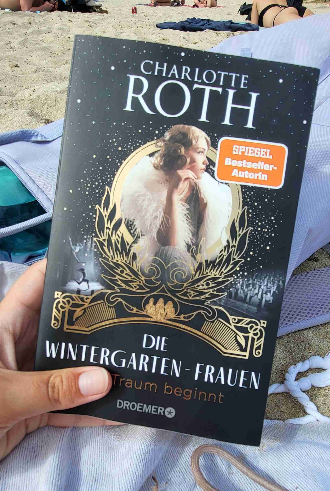 Einfach herrlich!
Die Wintergarten-Frauen und allen voran Nina von Veltheim laden zum Mitfühlen und genießen ein.
Die Höhen und Tiefen des Lebens in Berlin in den 20er Jahren werden perfekt beschrieben und die Wunderweiber sind die sympathischsten Charaktere, die mir seit langem begegnet sind.
Absolute Empfehlung! 