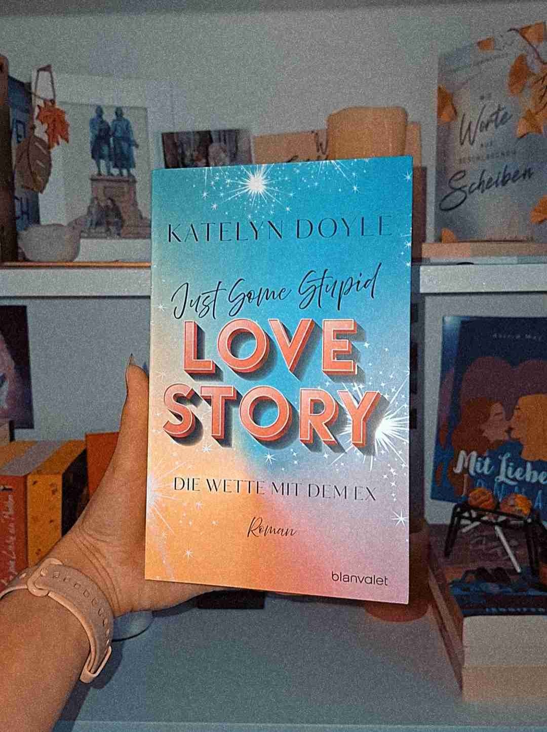 Mir hat das Cover sowie der Farbschnitt und der Klappentext sehr gut gefallen und ich habe mich sehr gefreut als ich das buch Bei Lovelybooks "gewonnen" habe und somit das buch zur Premiere erhalten habe.