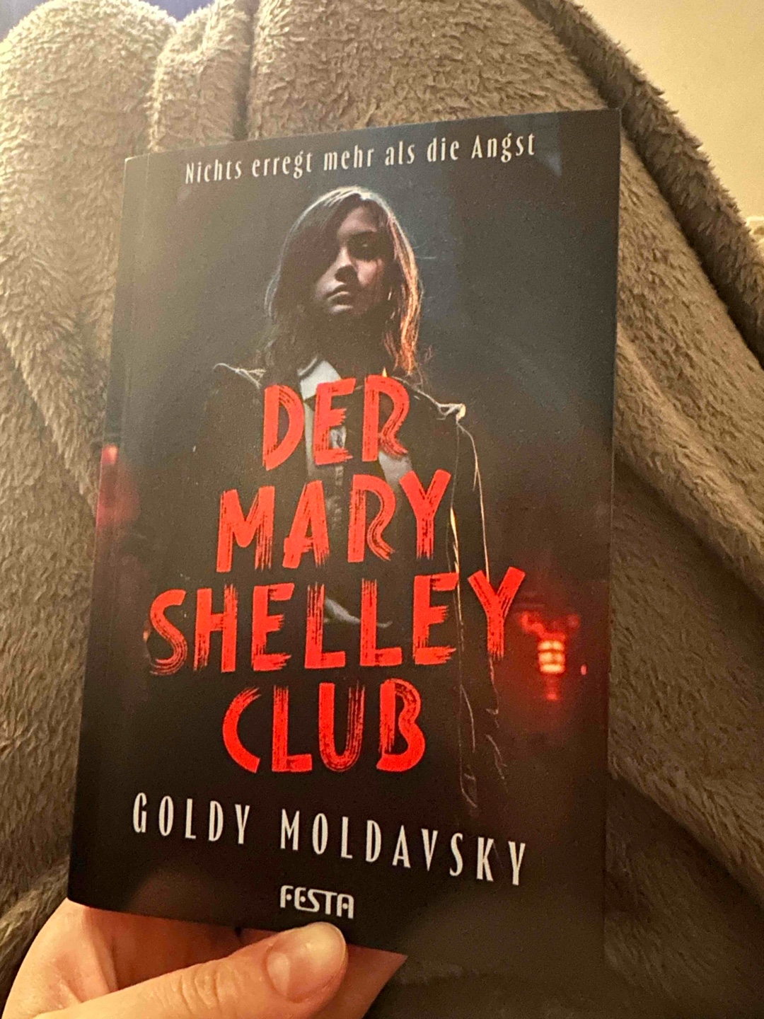 Die Idee ist gut, die Umsetzung etwas zu seicht und leider auch nicht so atmosphärisch. Trotzdem fand ich das Buch spannend, wenn auch leicht vorhersehbar. Das Ende fand ich zu abrupt.