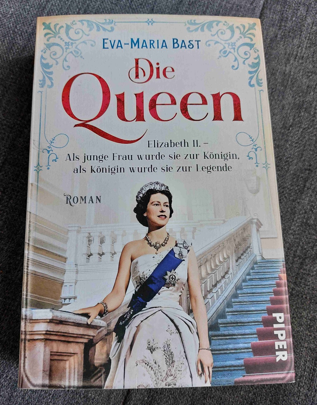 1. Teil einer ganz tollen Romanbiographie um Queen Elisabeth II......sehr schön zu lesen und sehr informativ