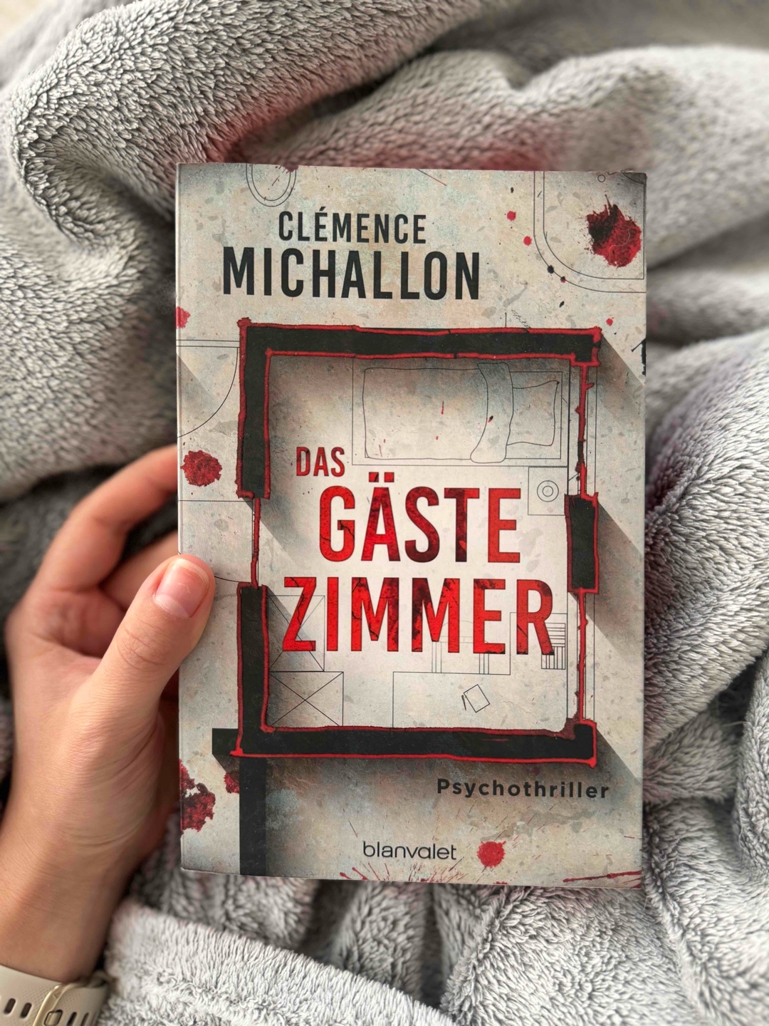 Du lebst im Gästezimmer, aber du bist nicht sein Gast. Du bist seine Gefangene …
