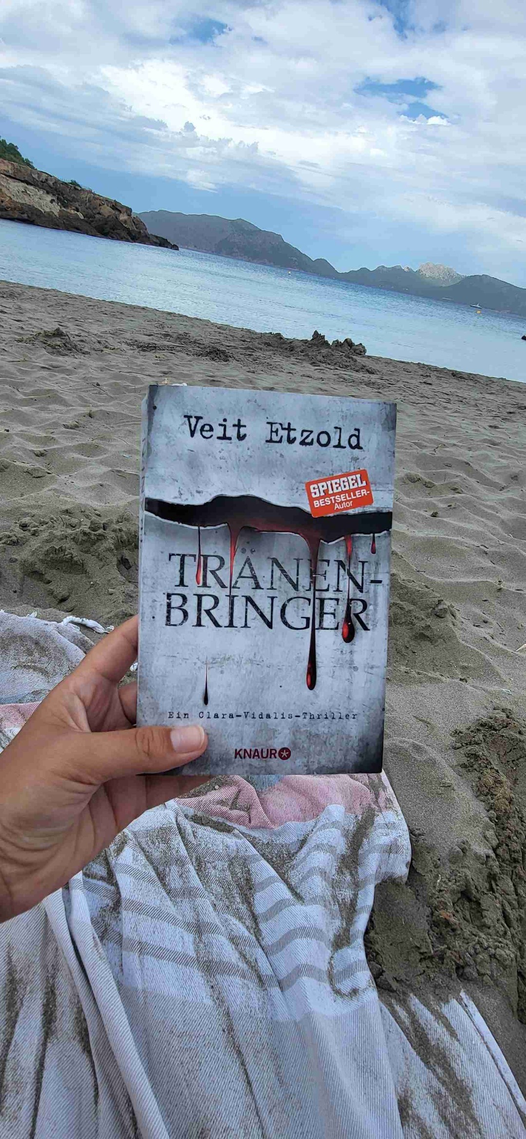 Wow!
Ich habe bereits ein anderes Buch vom Autor gelesen und war überhaupt nicht überzeugt, bin aber jetzt sehr froh dem Ganzen noch eine Chance gegeben zu haben.
Spannung bis zum Ende, auch wenn es eher eine wie-Spannung als eine wer-Spannung ist.
Nichts für schwache Nerven...