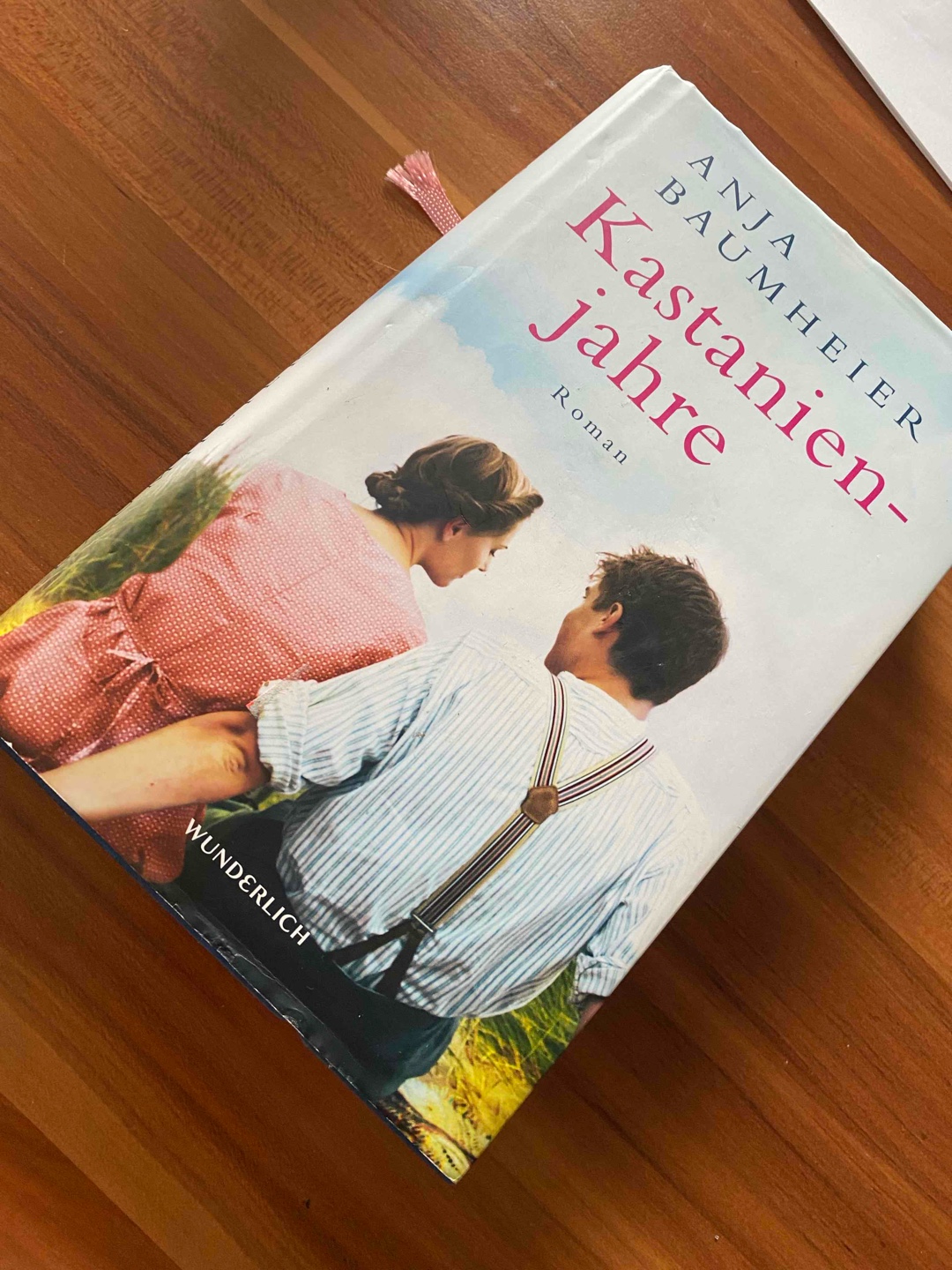 Ganz tolles Buch man kann sich irgendwie wirklich vorstellen wie das Leben früher in der DDR gewesen sein muss …. Mit allen Höhen und Tiefen