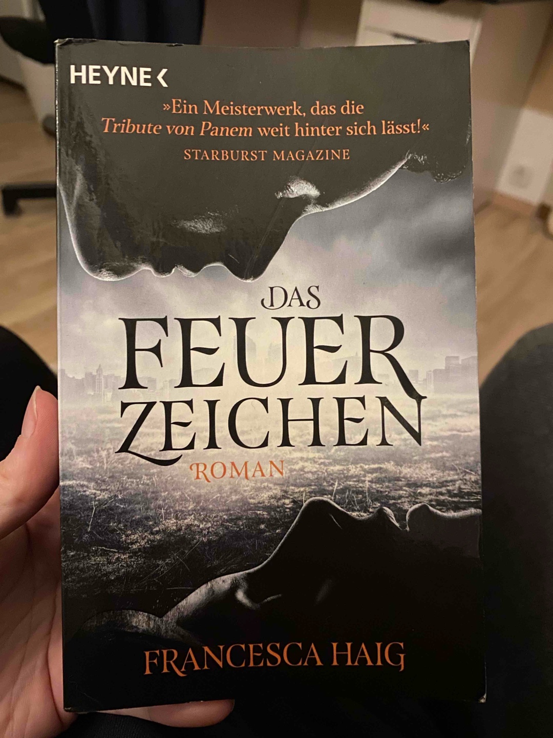Eigentlich nicht schlecht. Interessanter Auftakt einer Trilogie und ich finde es echt gelungen, auch wenn es nicht unbedingt mein Lieblingsgenre ist