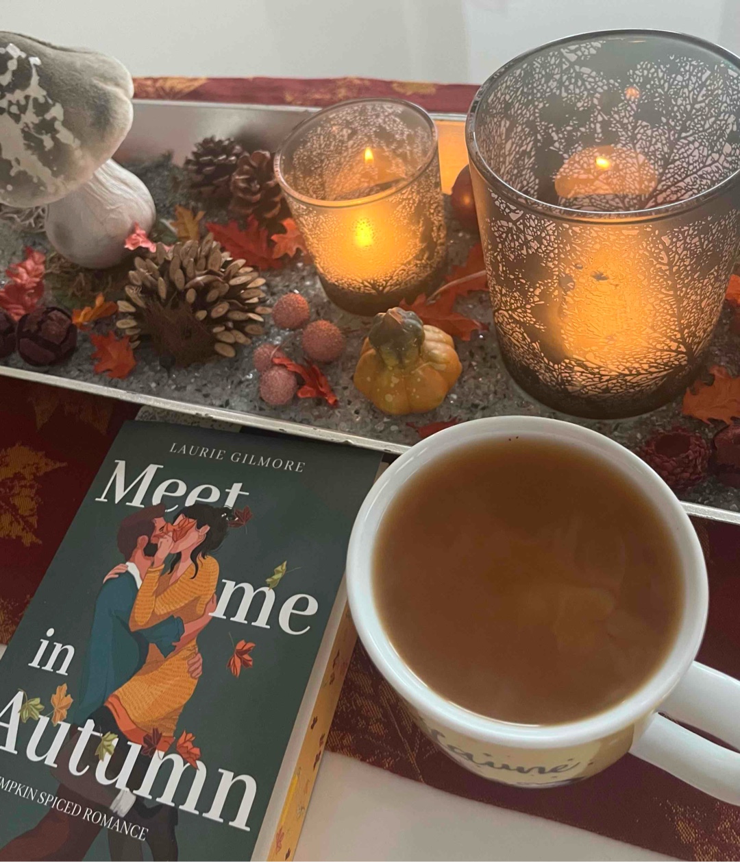 Still falling for you ✨
Eine so schöne cozy Herbst Romance 🍂
Es hat mich emotional komplett abgeholt, habe mitgefiebert, gelacht und geweint. 🥹
Die Charaktere sind sehr sympathisch und humorvoll, es ist einfach ein Wohlfühlbuch. 🥰
Die Geschichte und die ganze Handlung war sehr realistisch, das hat mir am meisten gefallen. Es gab generell wenig Drama 😌
Der Schreibstill war super flüssig zum lesen und wurde aus mehreren Perspektiven geschrieben. 📖
Es kam am Ende sehr sehr viel unerwarteter Spice 😏
Ein absolutes Muss im Herbst!! 🍁
(Message: Man kann nicht am gleichen Ort heilen, an dem man gebrochen wurde) 😌